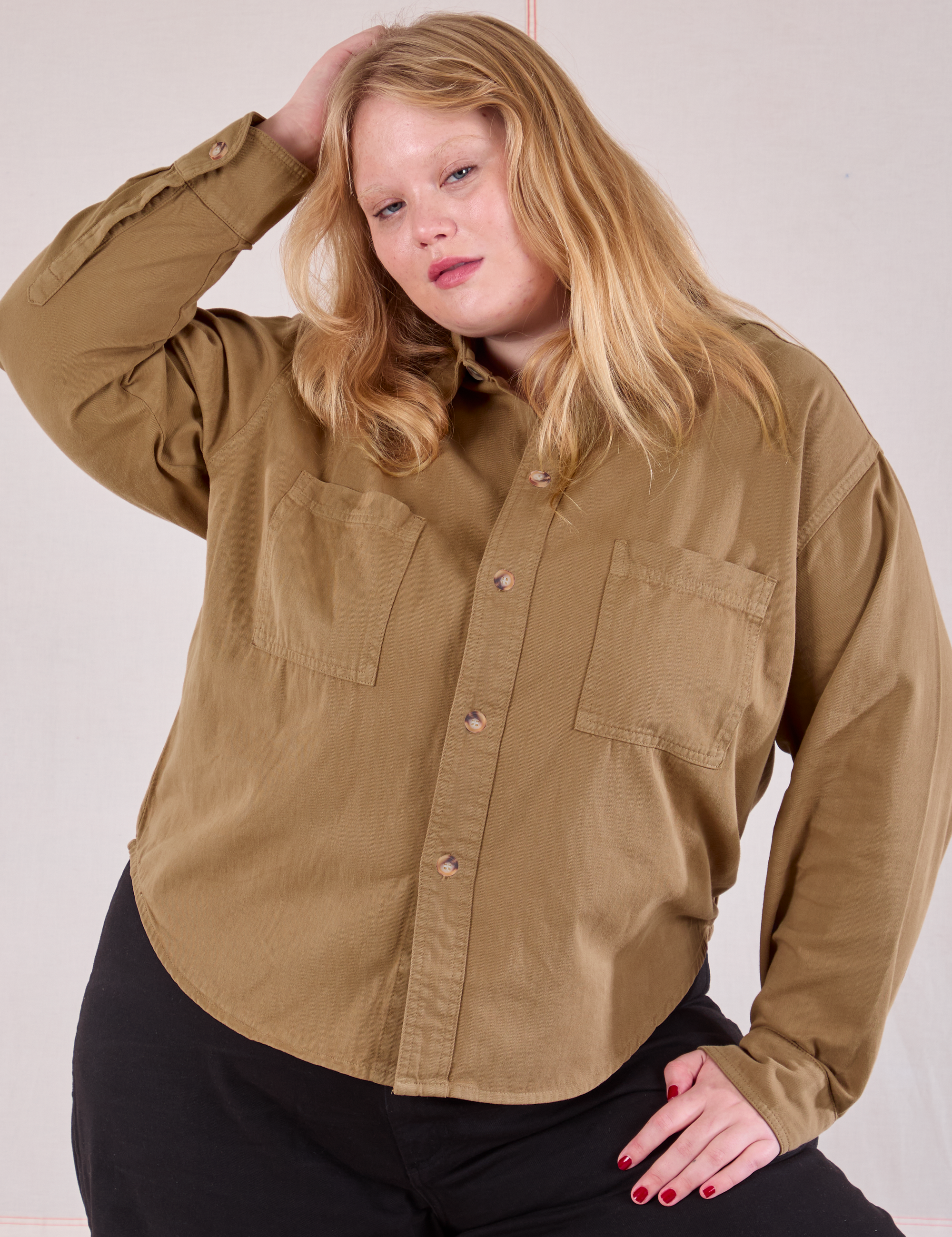 Juliet is 5&#39;7&quot; and wearing L Cropped Overshirt in Desert Brown