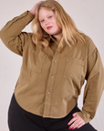 Juliet is 5'7" and wearing L Cropped Overshirt in Desert Brown