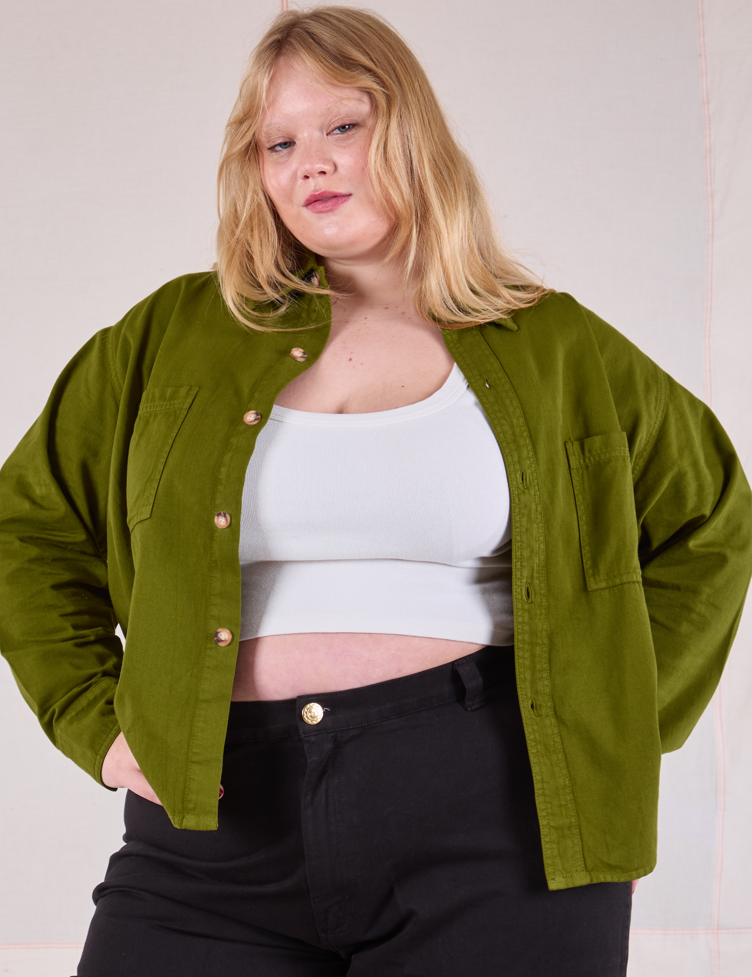 Juliet is wearing Cropped Overshirt in Summer Olive