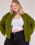 Juliet is wearing Cropped Overshirt in Summer Olive