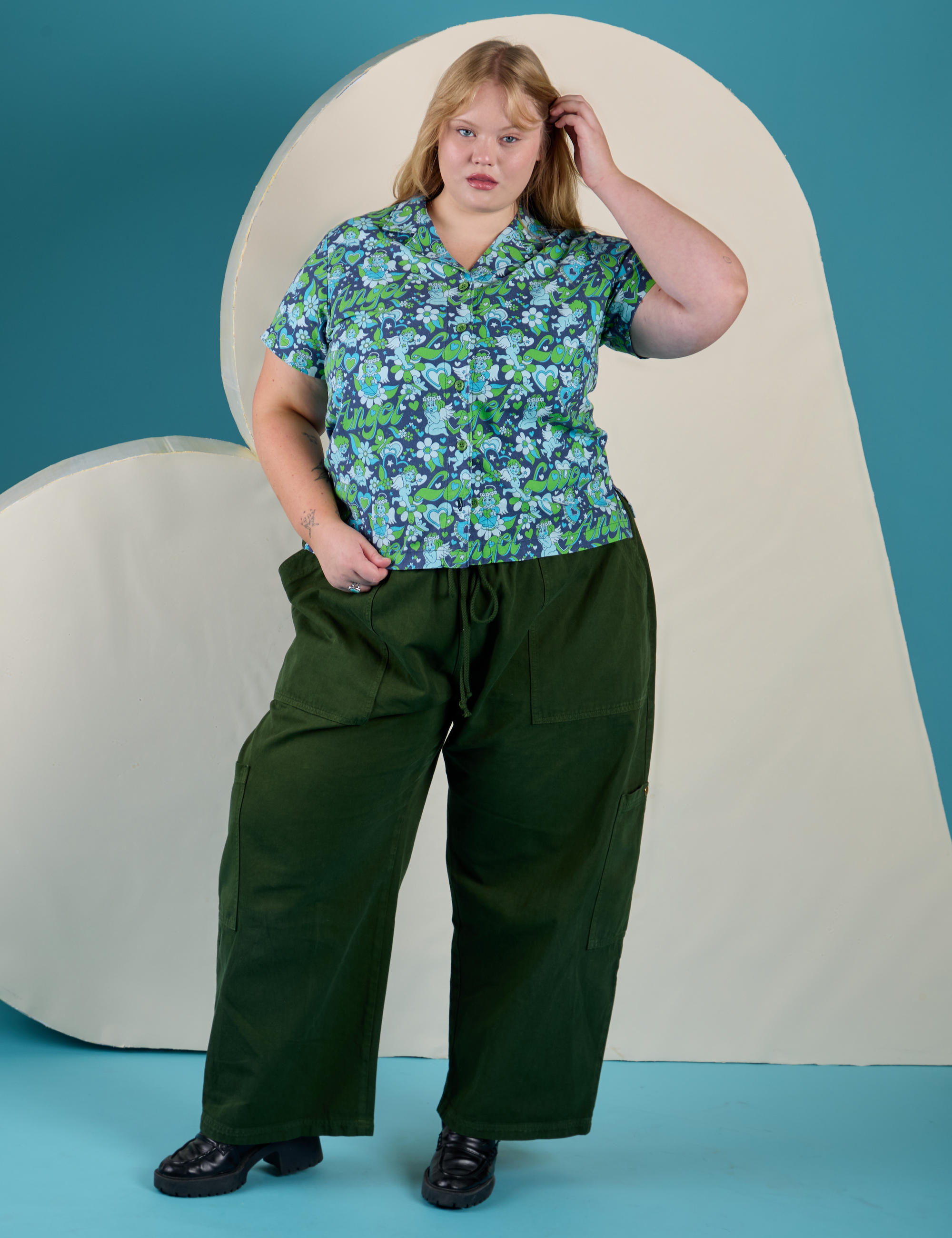 Juliet is 5’7” and wearing L Angel Print Pantry Button-Up paired with evergreen Drop Pocket Cargo Pants