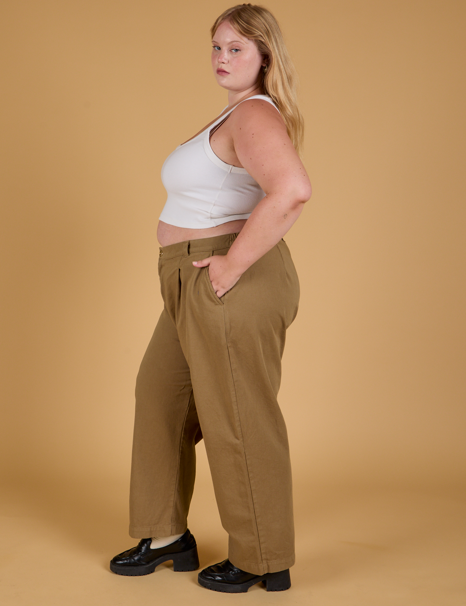 Side view of Baggy Mid-Rise Trousers in Desert Brown and vintage tee white Cropped Tank on Juliet