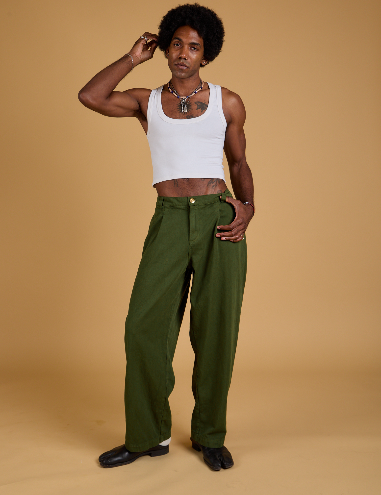 Jerrod is 6&#39;3&quot; and wearing M Baggy Mid-Rise Trousers in Evergreen