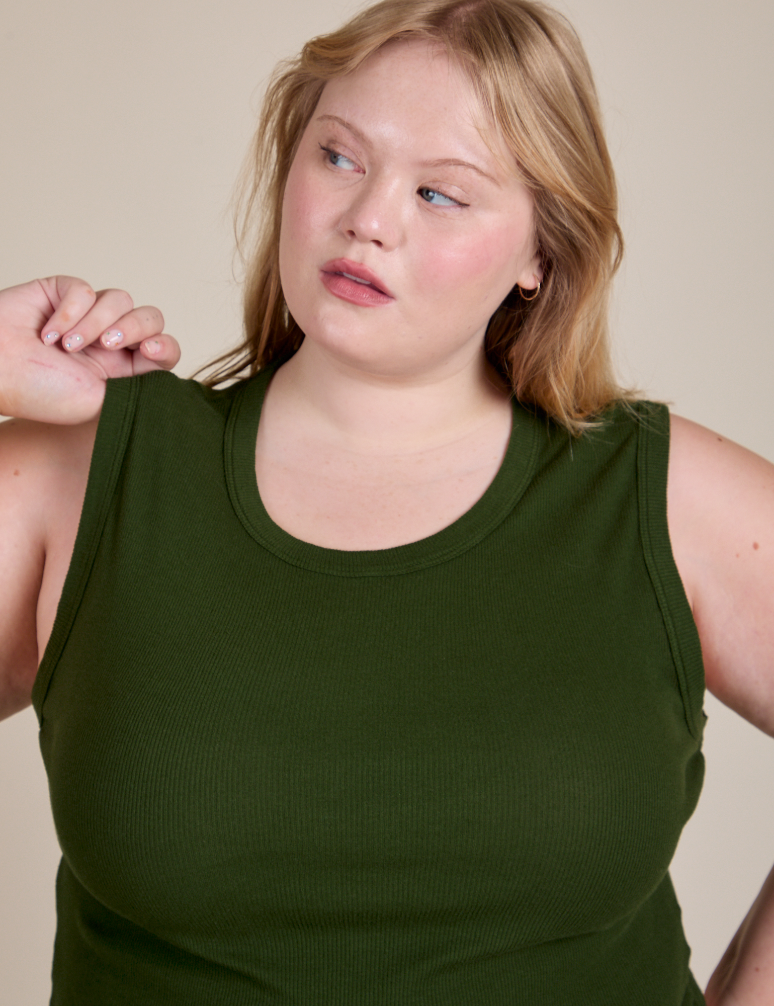Muscle Tee in Evergreen front close up on Juliet