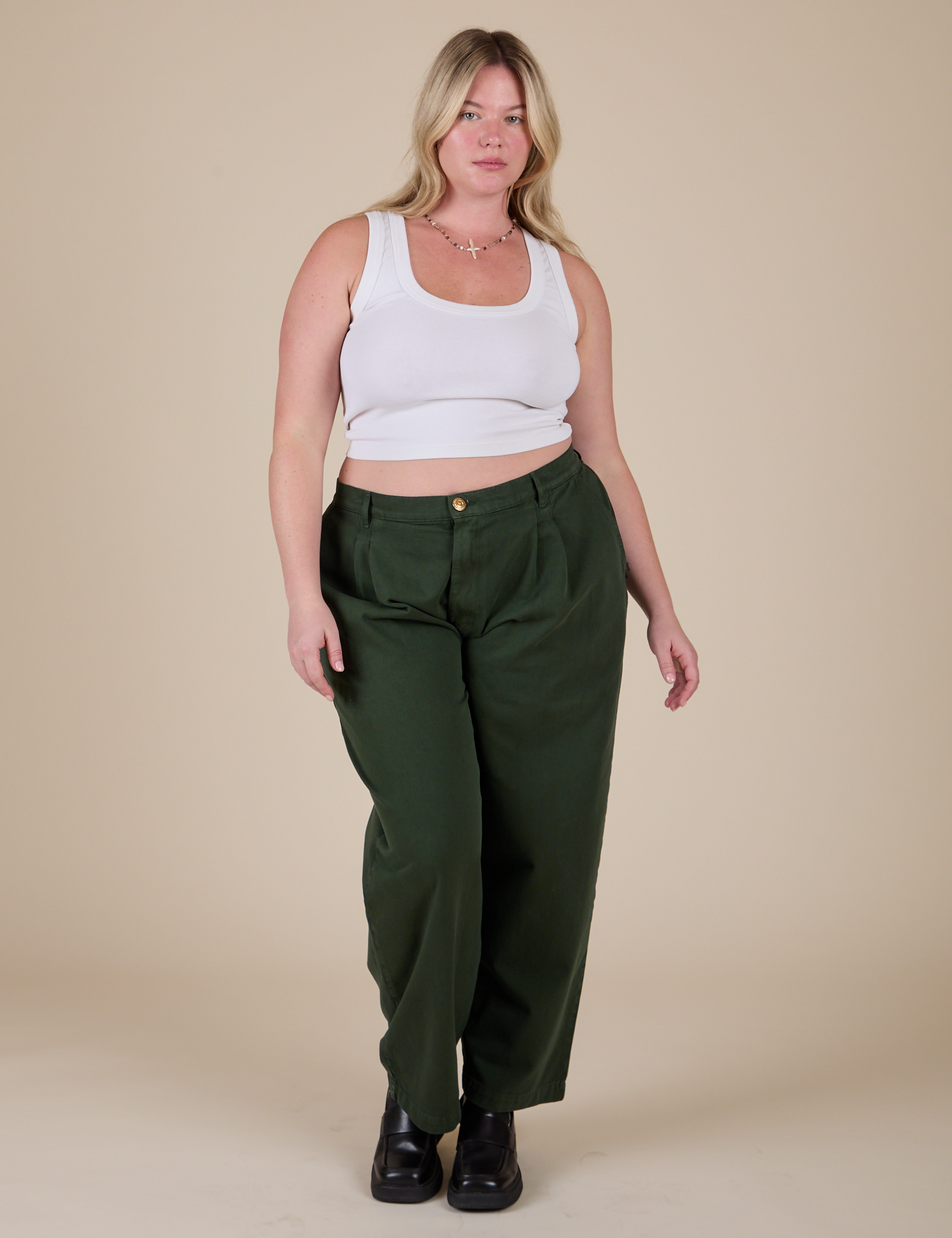 Lish is 5&#39;8&quot; and wearing XL Heavyweight Trousers in Swamp Green paired with a Cropped Tank in Vintage Tee White