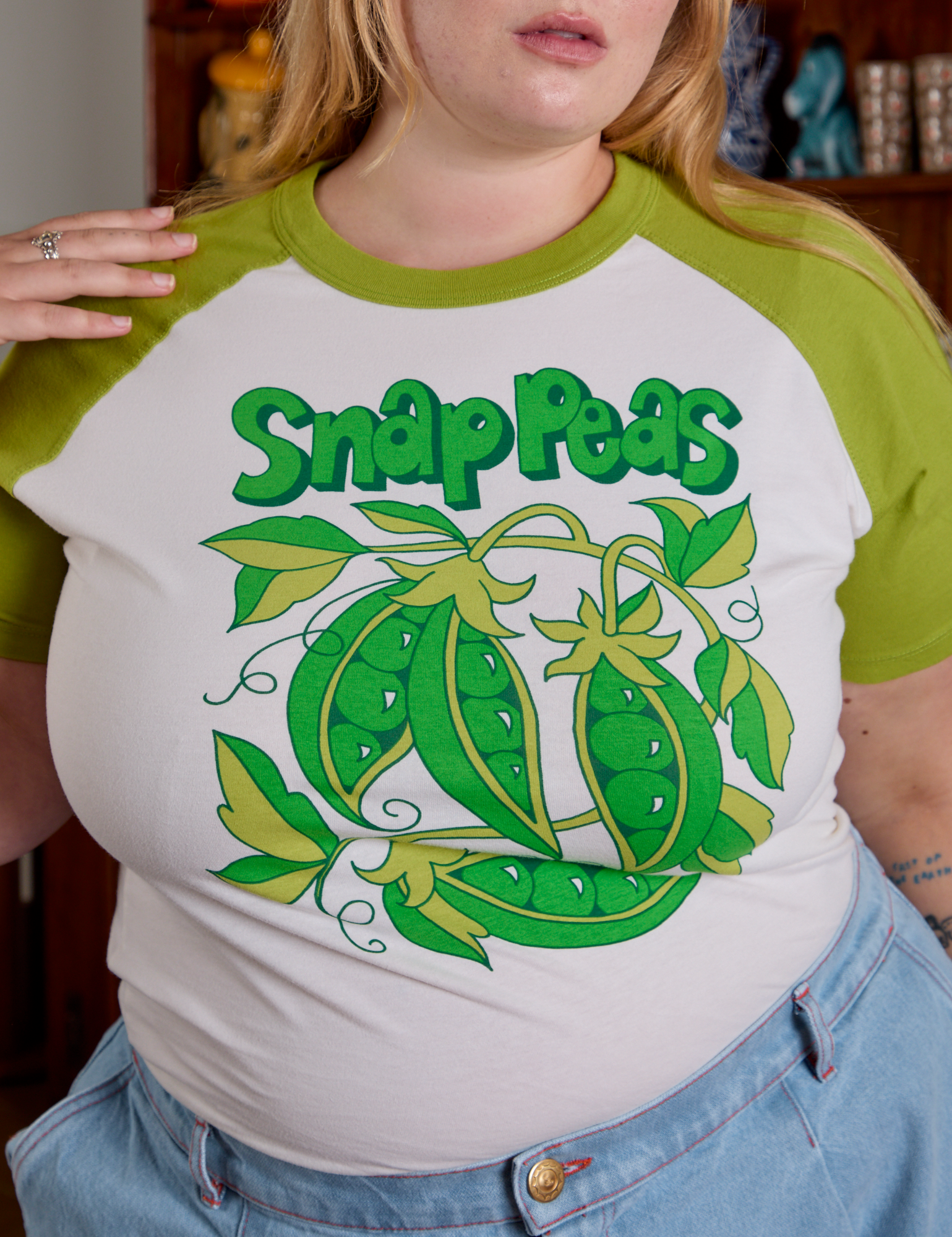 Short Sleeve Raglan Tee in Snap Peas close up on Juliet