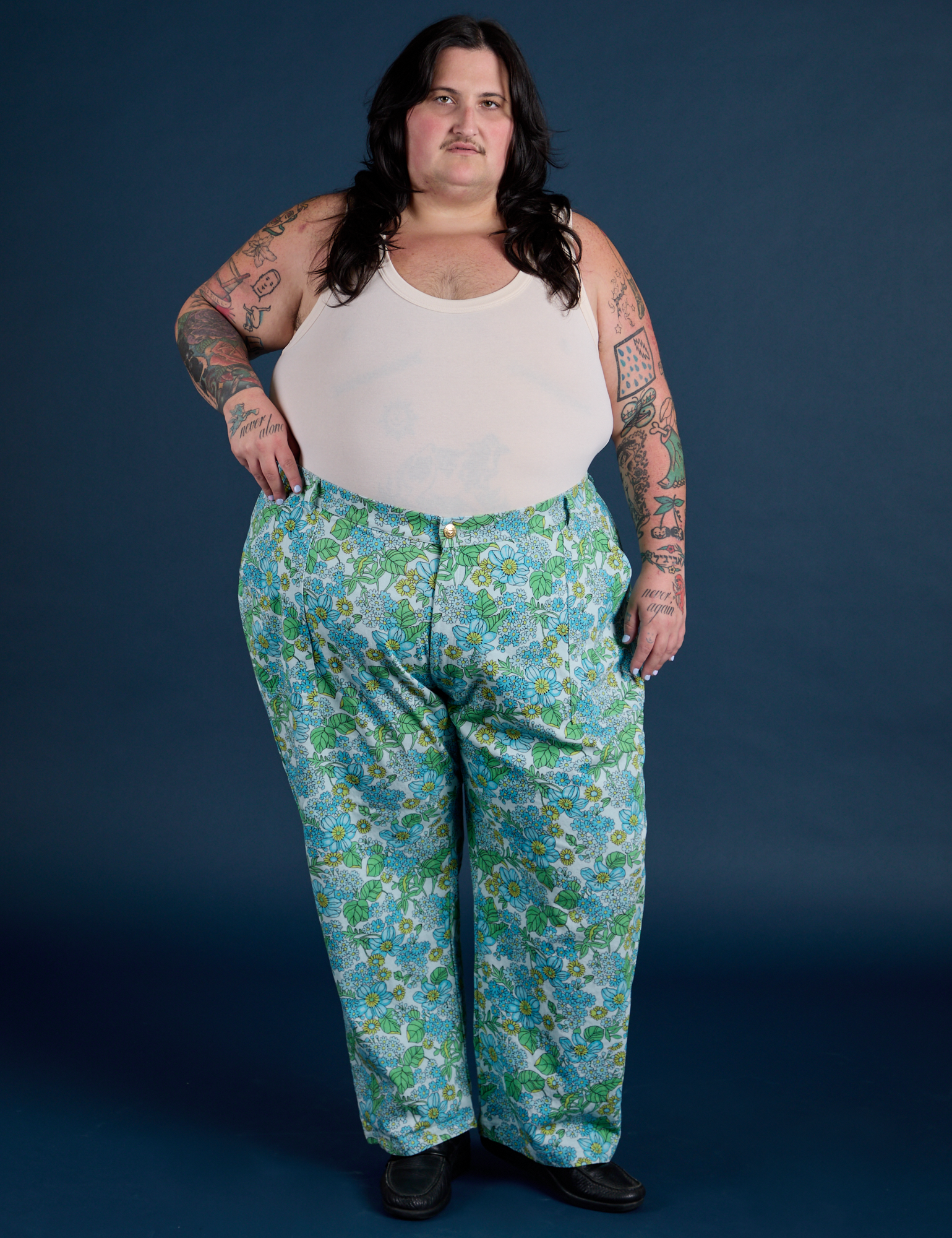 Sam is 5’10” and wearing 4XL Winter Floral Print Work Pants paired with Tank Top in Vintage Tee Off-White