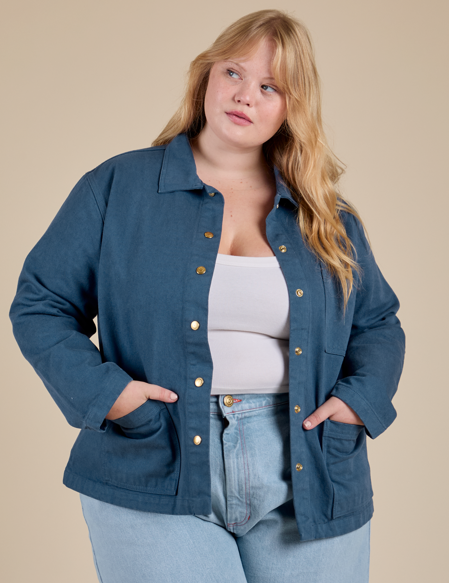 Juliet is 5&#39;8&quot; and wearing L Denim Work Jacket in French Blue