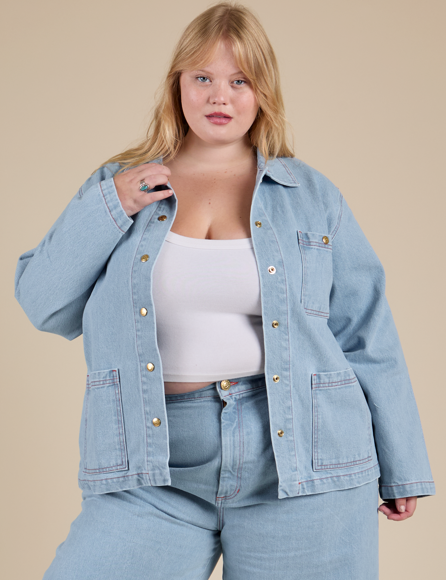 Juliet is 5&#39;8&quot; and wearing L Indigo Denim Work Jacket in Light Wash