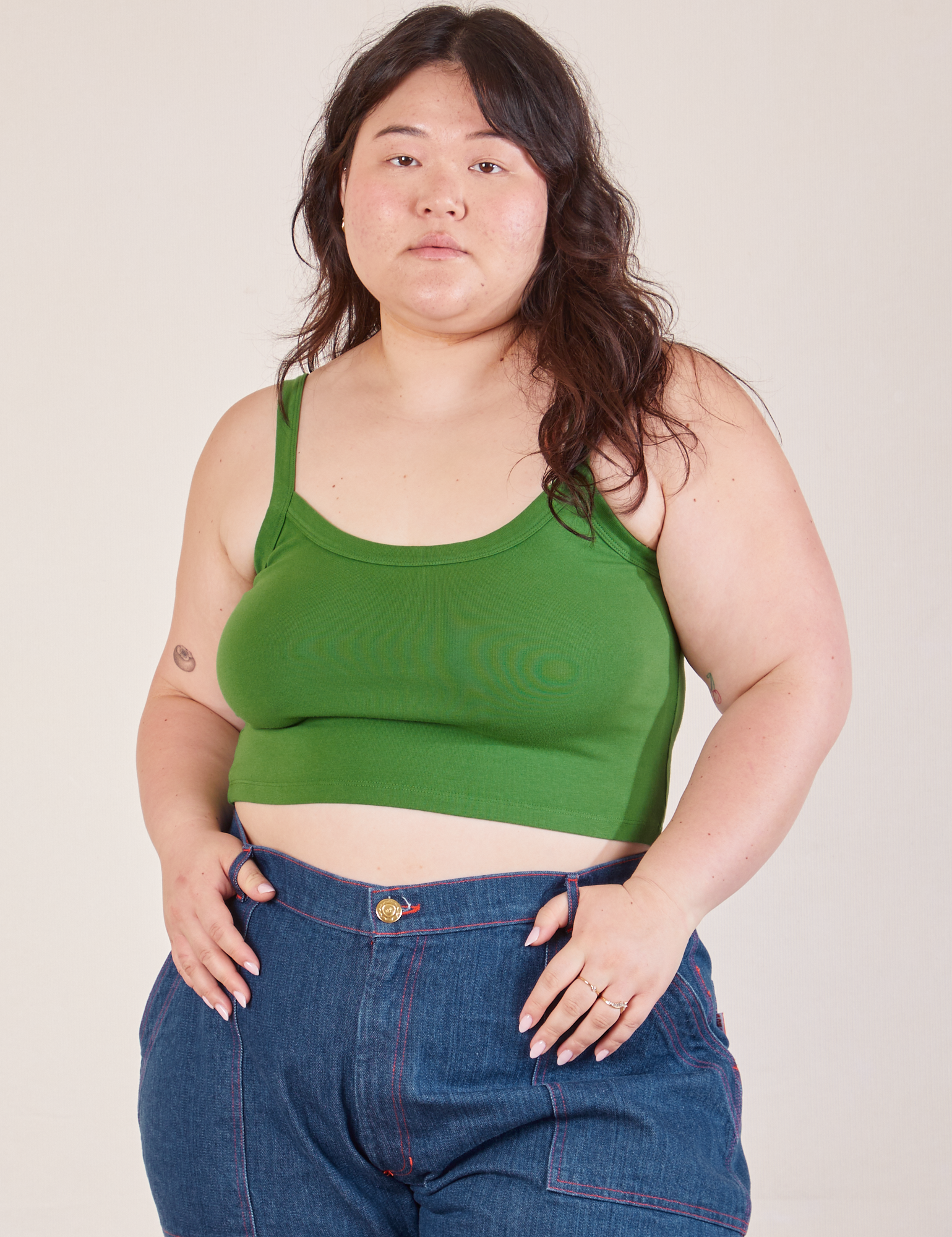 Ashley is 5’7” and wearing L Cropped Cami in Lawn Green and dark wash Carpenter Jeans