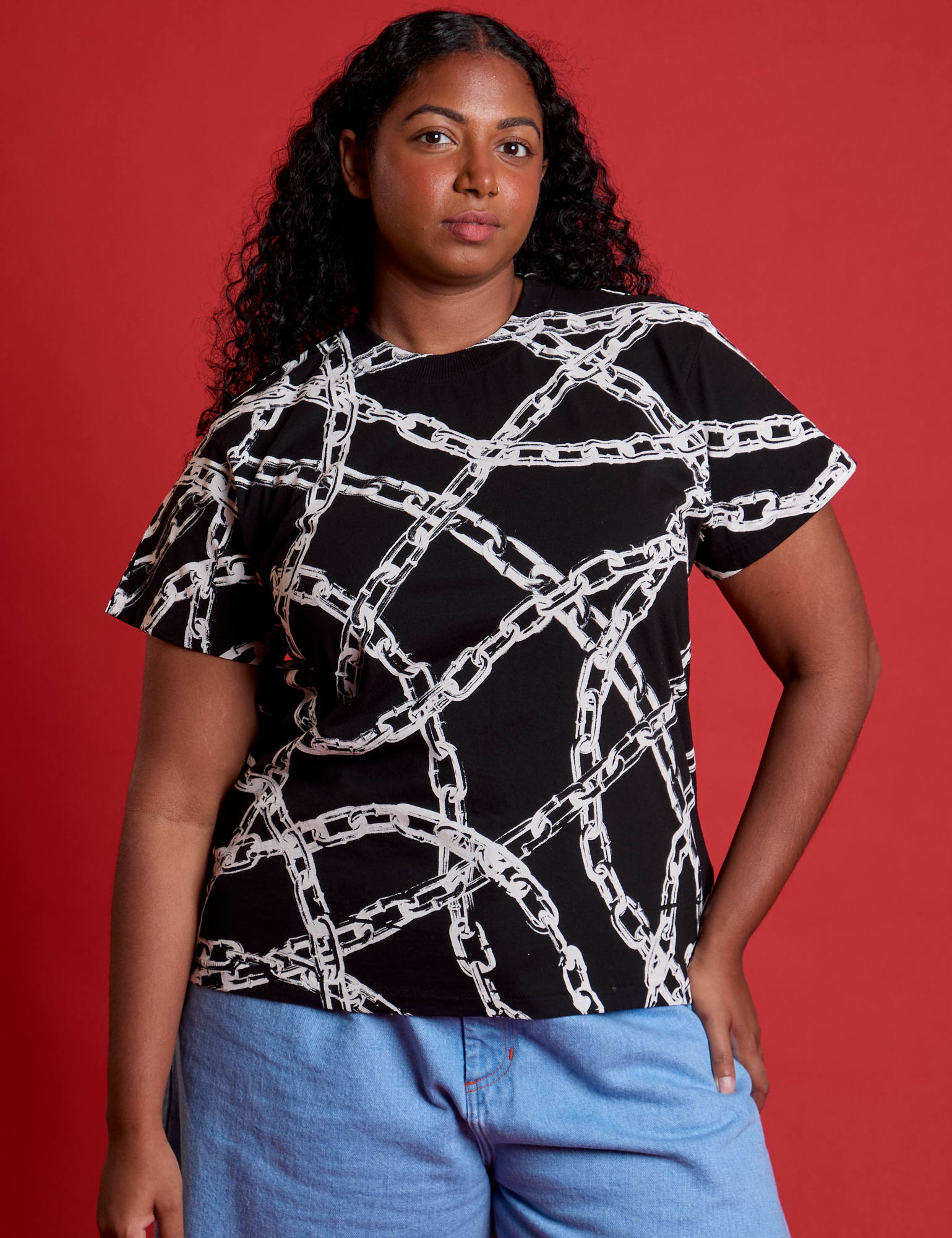 Meghna is 5&#39;8&quot; and wearing M Chain Link Vintage Tee in Basic Black
