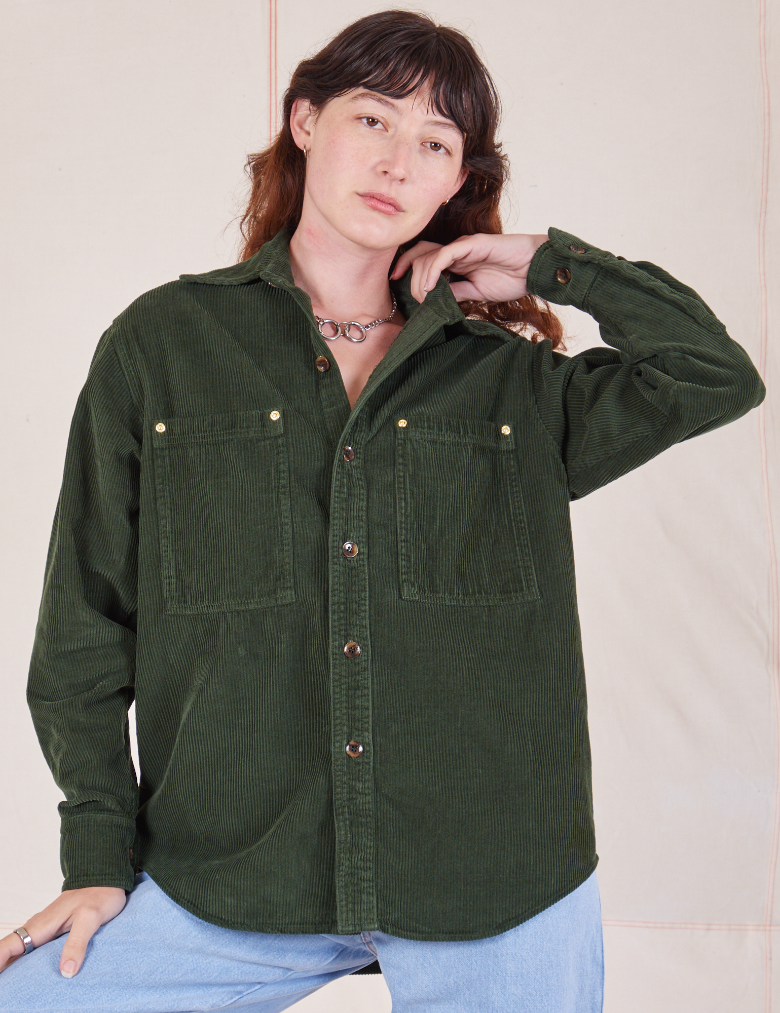 Alex is 5&#39;8&quot; and wearing P Corduroy Overshirt in Swamp Green