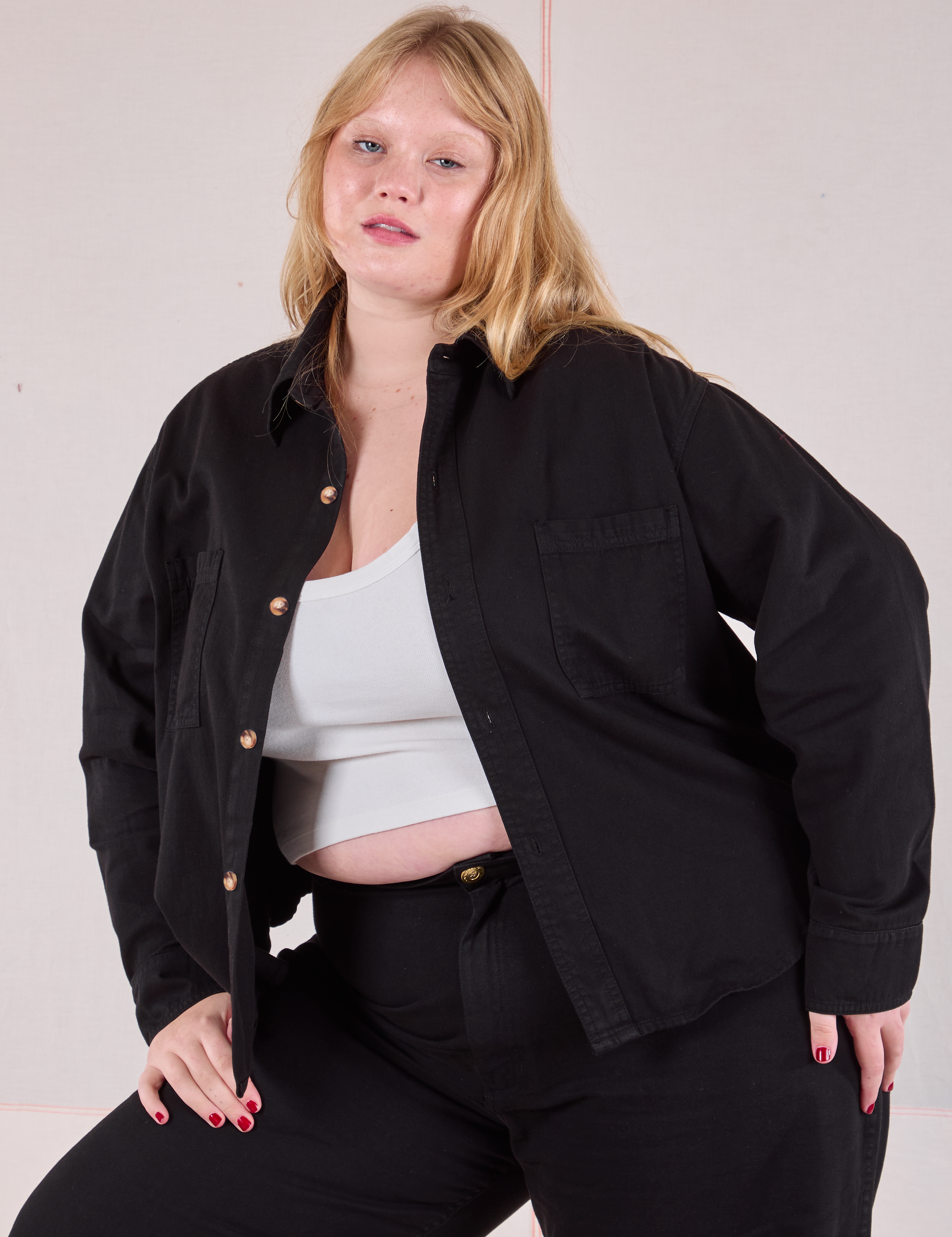 Juliet is wearing Cropped Overshirt in Basic Black