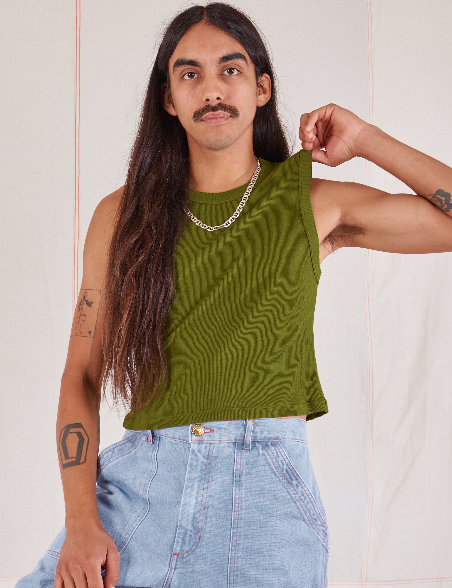 Anthony is 5’10” and wearing S Muscle Tee in Summer Olive