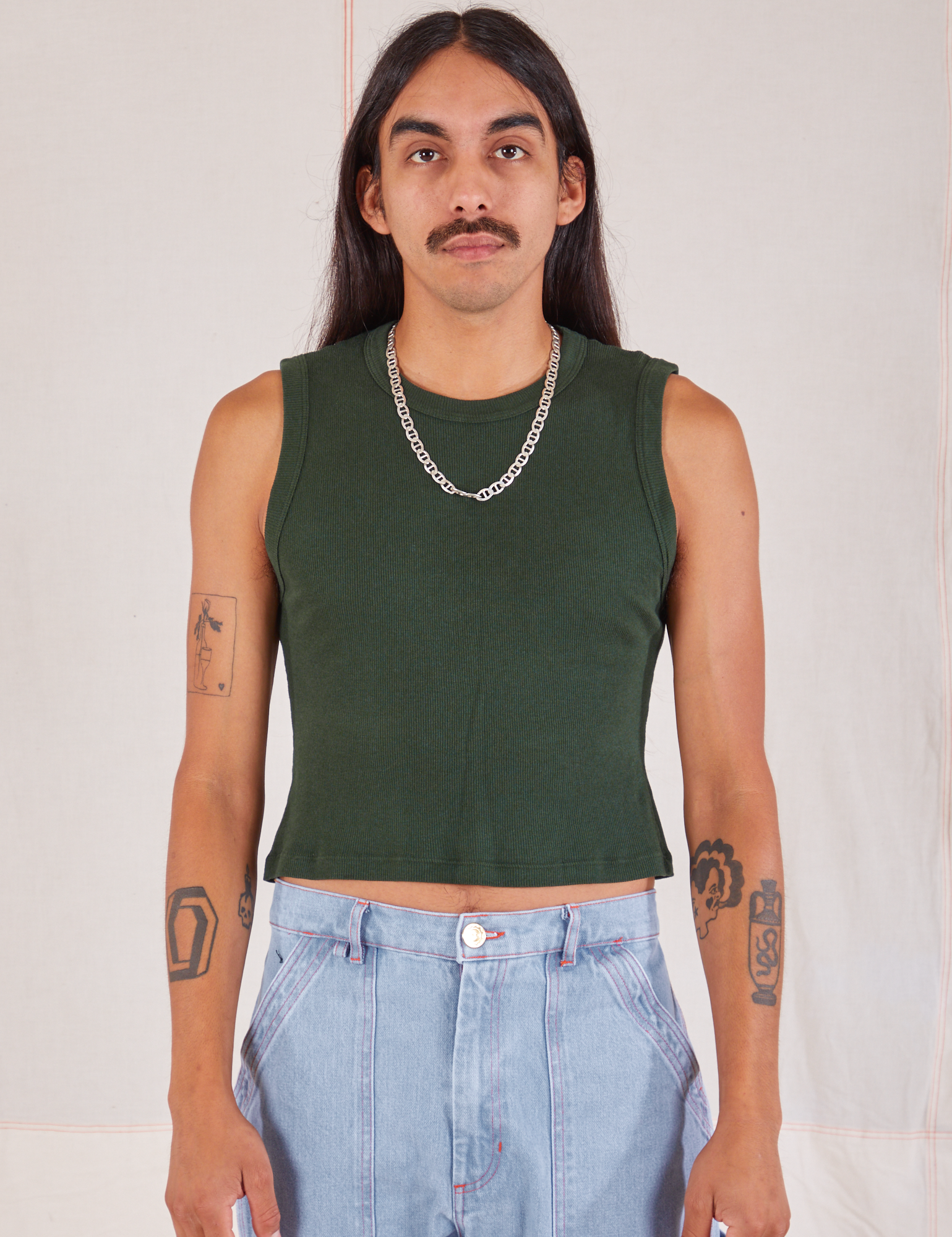 Anthony is 5’10” and wearing S Muscle Tee in Swamp Green