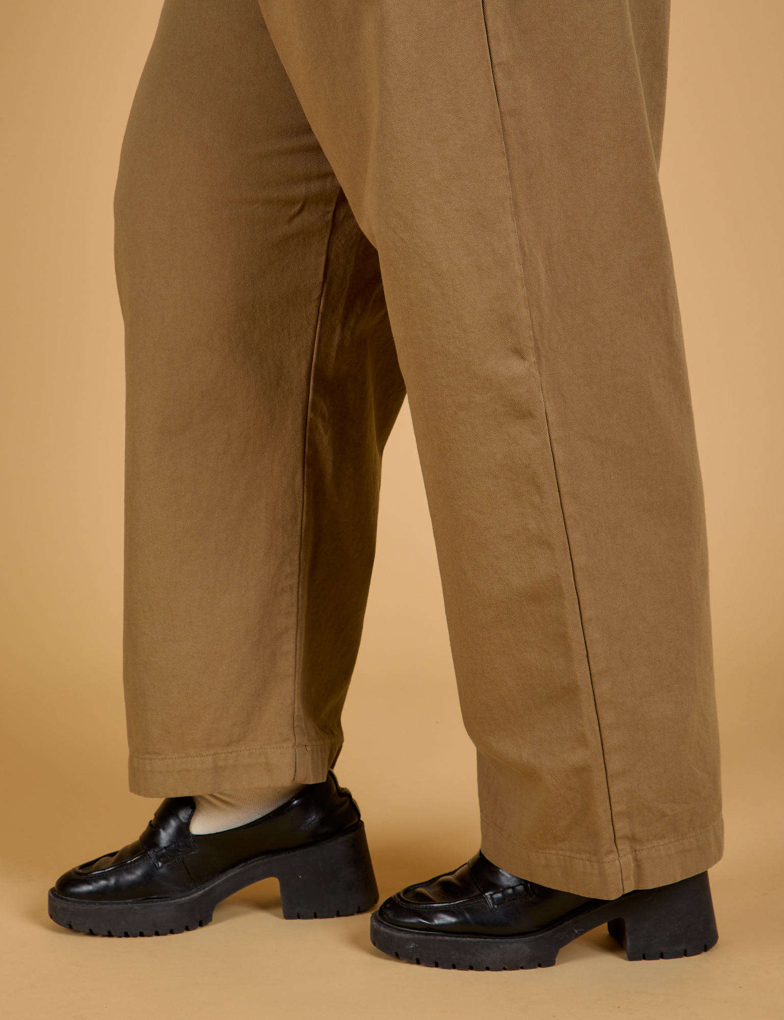 Pant leg side view close up of Baggy Mid-Rise Trousers in Desert Brown on Juliet