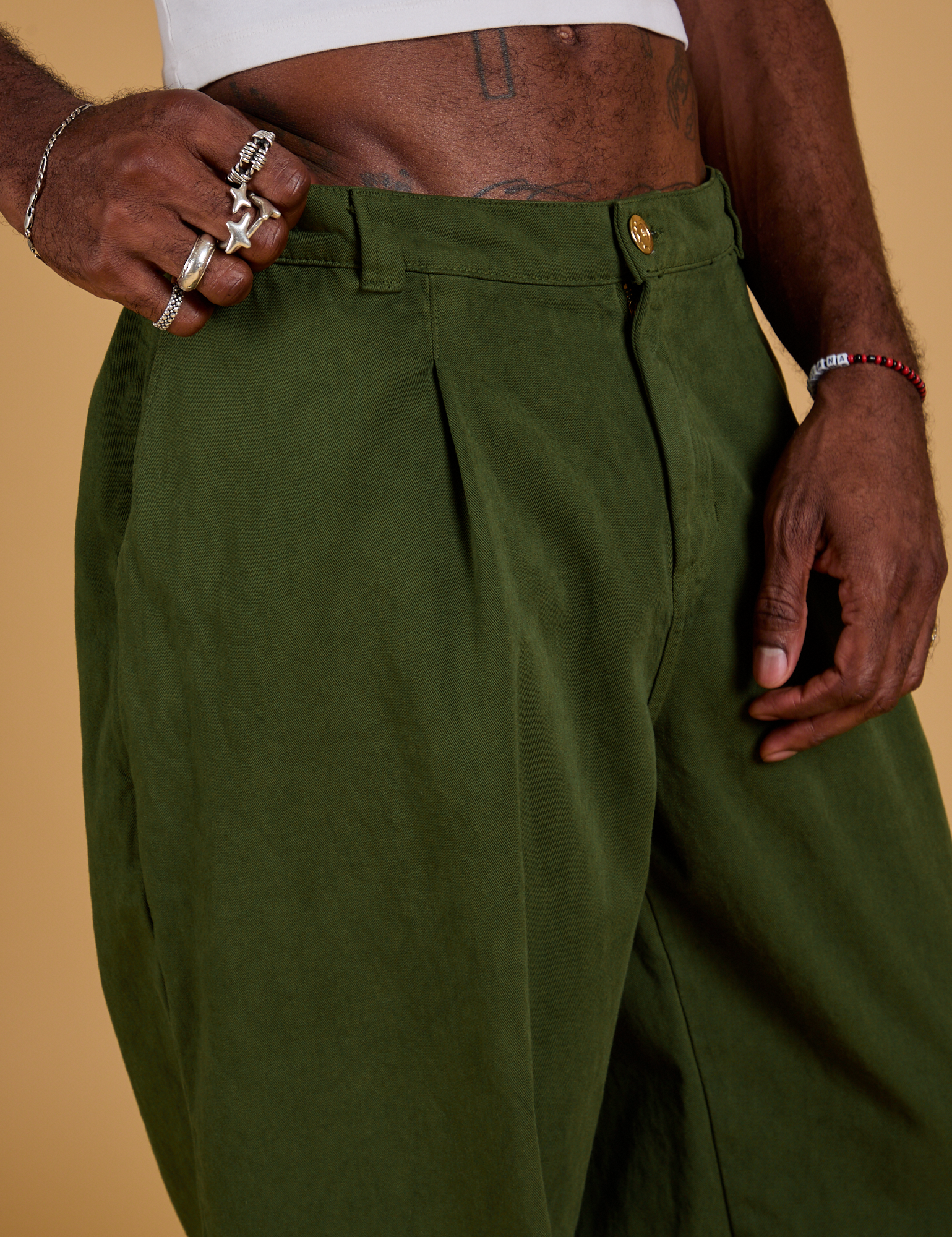Baggy Mid-Rise Trousers in Evergreen side view close up on Jerrod