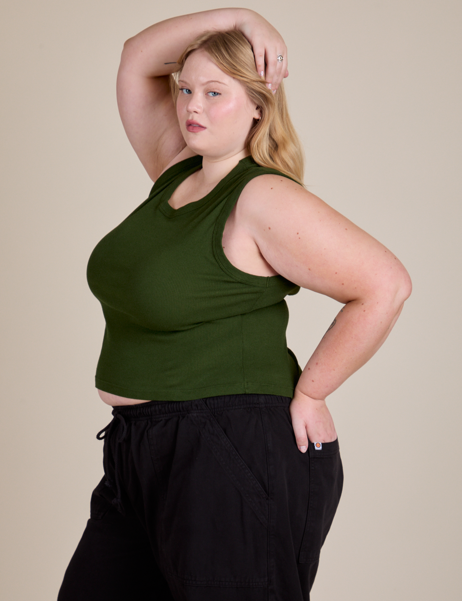 Muscle Tee in Evergreen side view on Juliet
