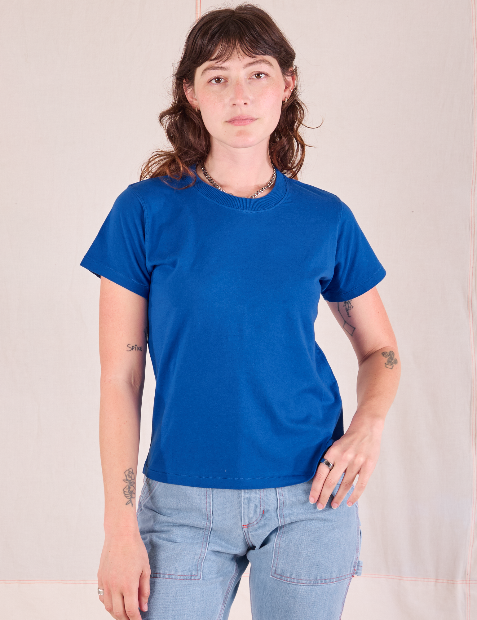 Alex is 5&#39;8&quot; and wearing P Organic Vintage Tee in Royal Blue