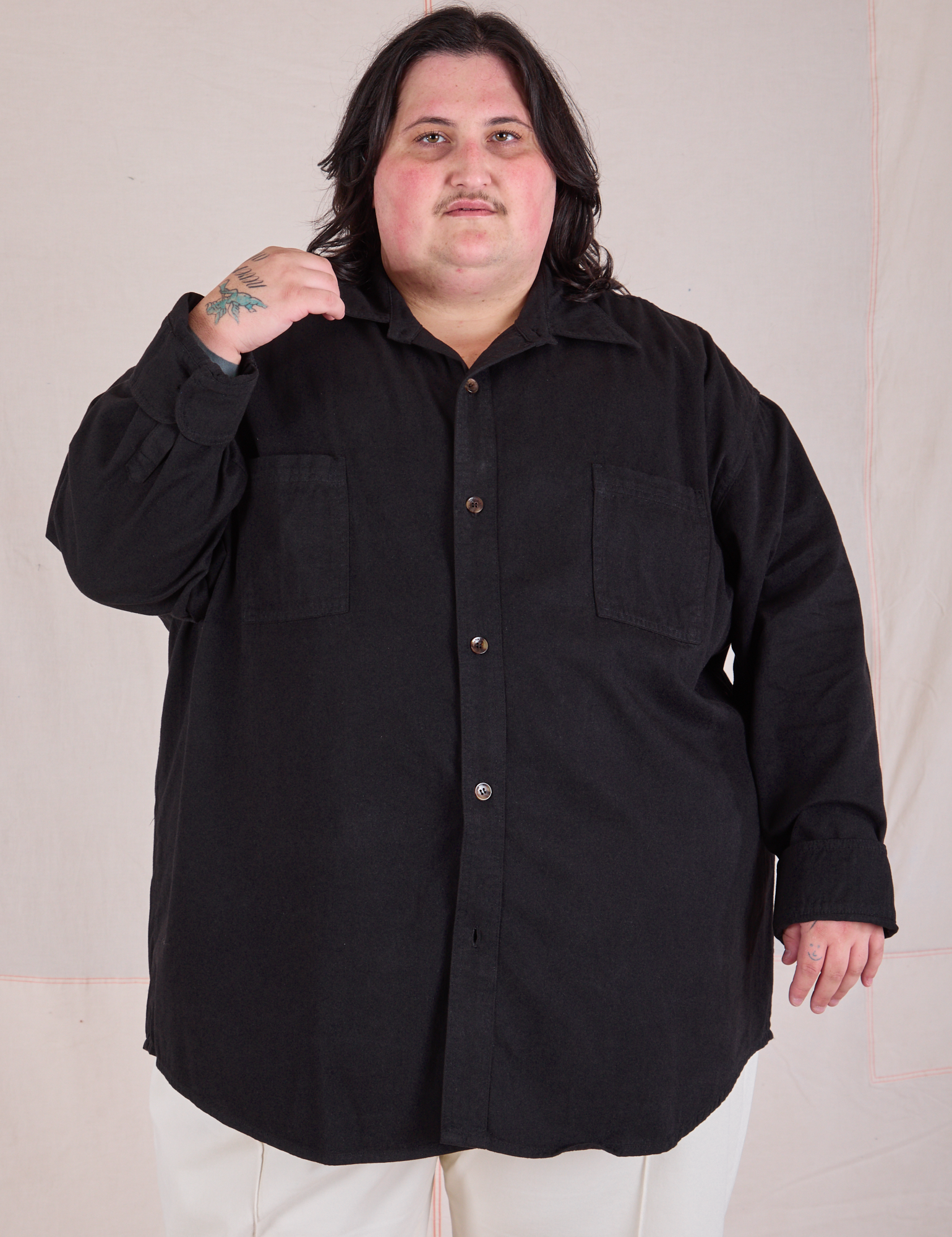 Sam is 5&#39;10&quot; and wearing 1XL Twill Overshirt in Basic Black