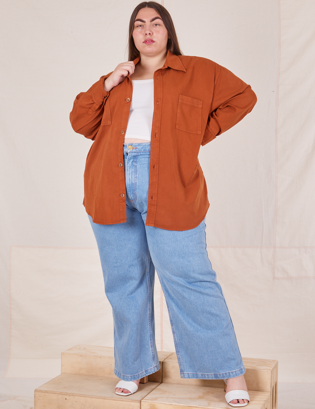 Marielena is wearing Oversize Overshirt in Burnt Terracotta and light wash Sailor Jeans