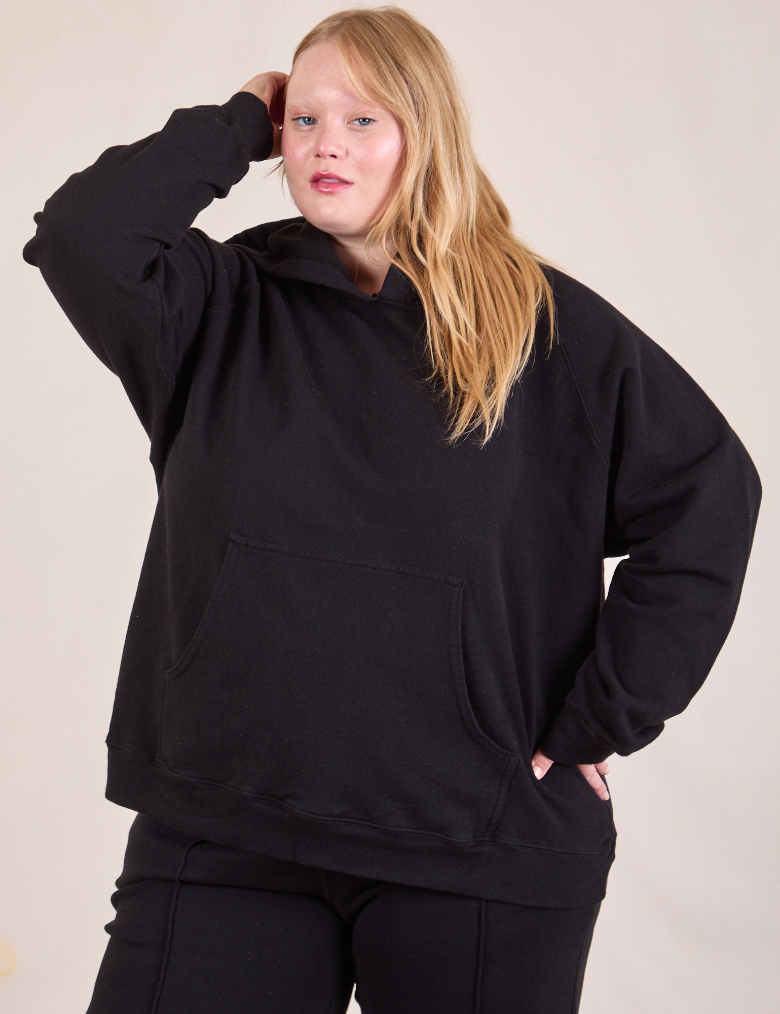 Juliet is 5&#39;7&quot; and wearing L Oversized Hoodie in Basic Black