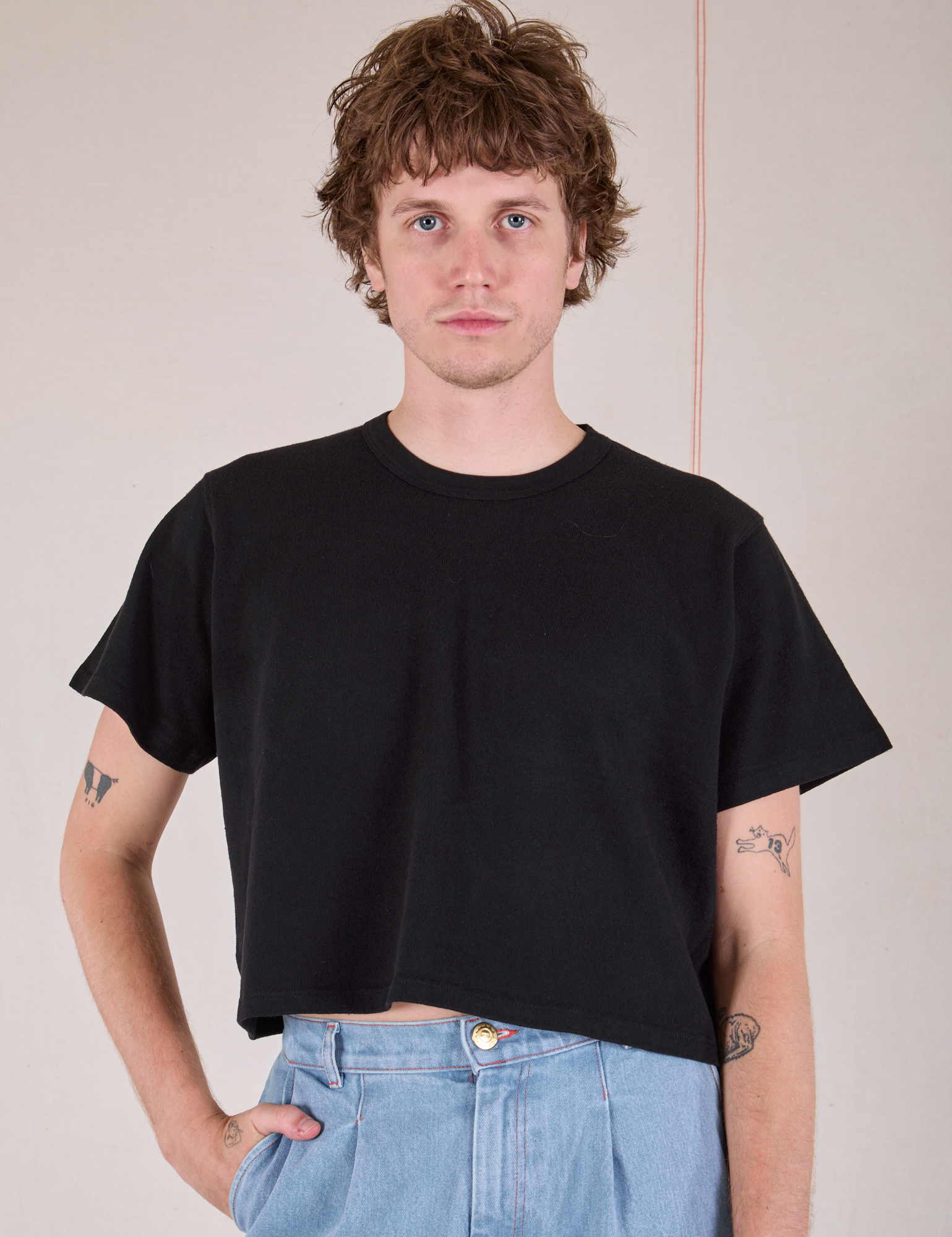 Quinn is 6&#39;3&quot; and wearing M Cropped Burly Tee in Basic Black