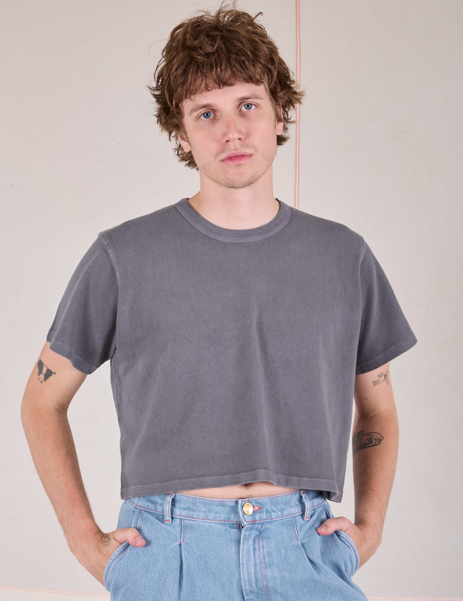 Quinn is 6&#39;3&quot; and wearing M Cropped Burly Tee in Washed Grey