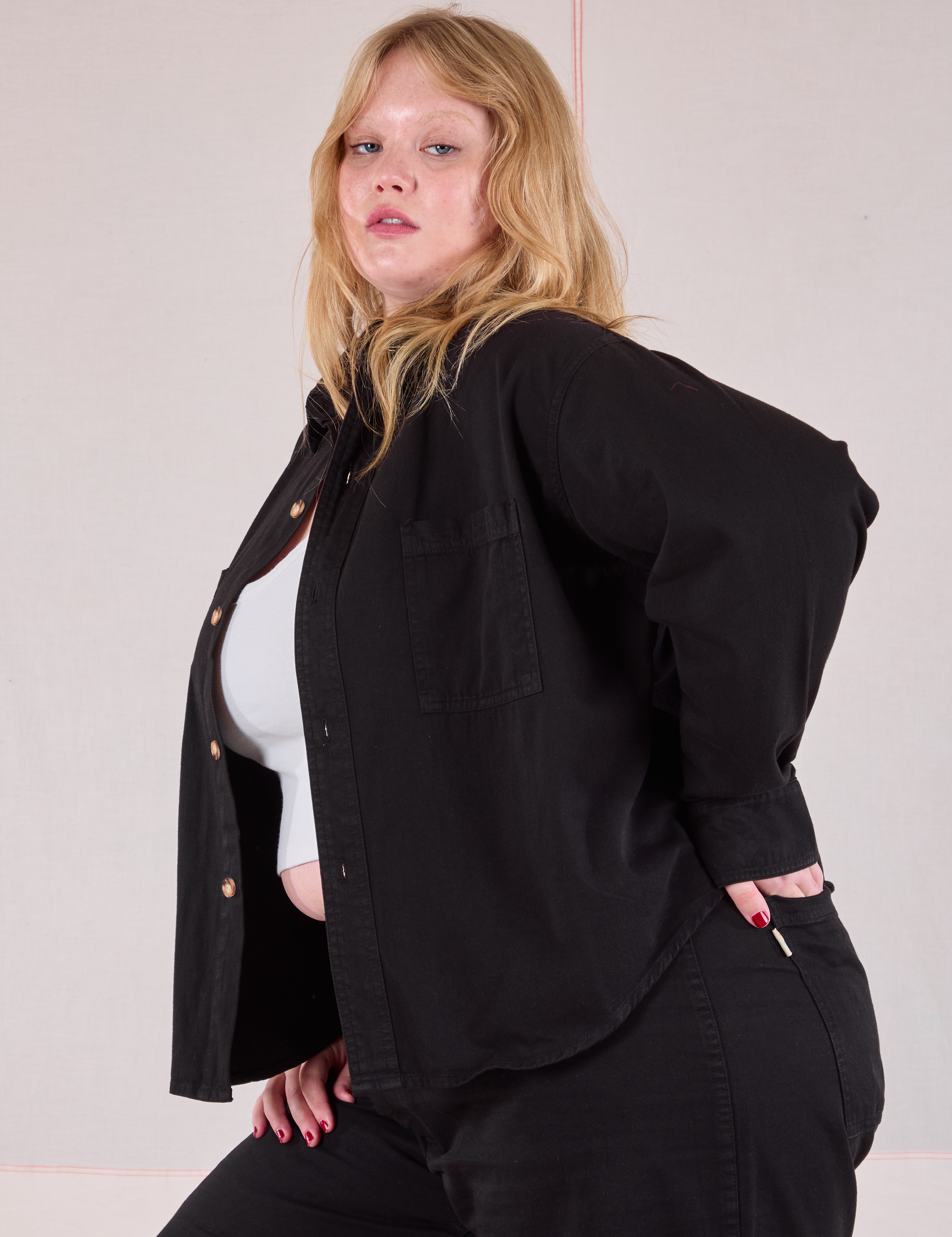 Cropped Overshirt in Basic Black side view on Juliet