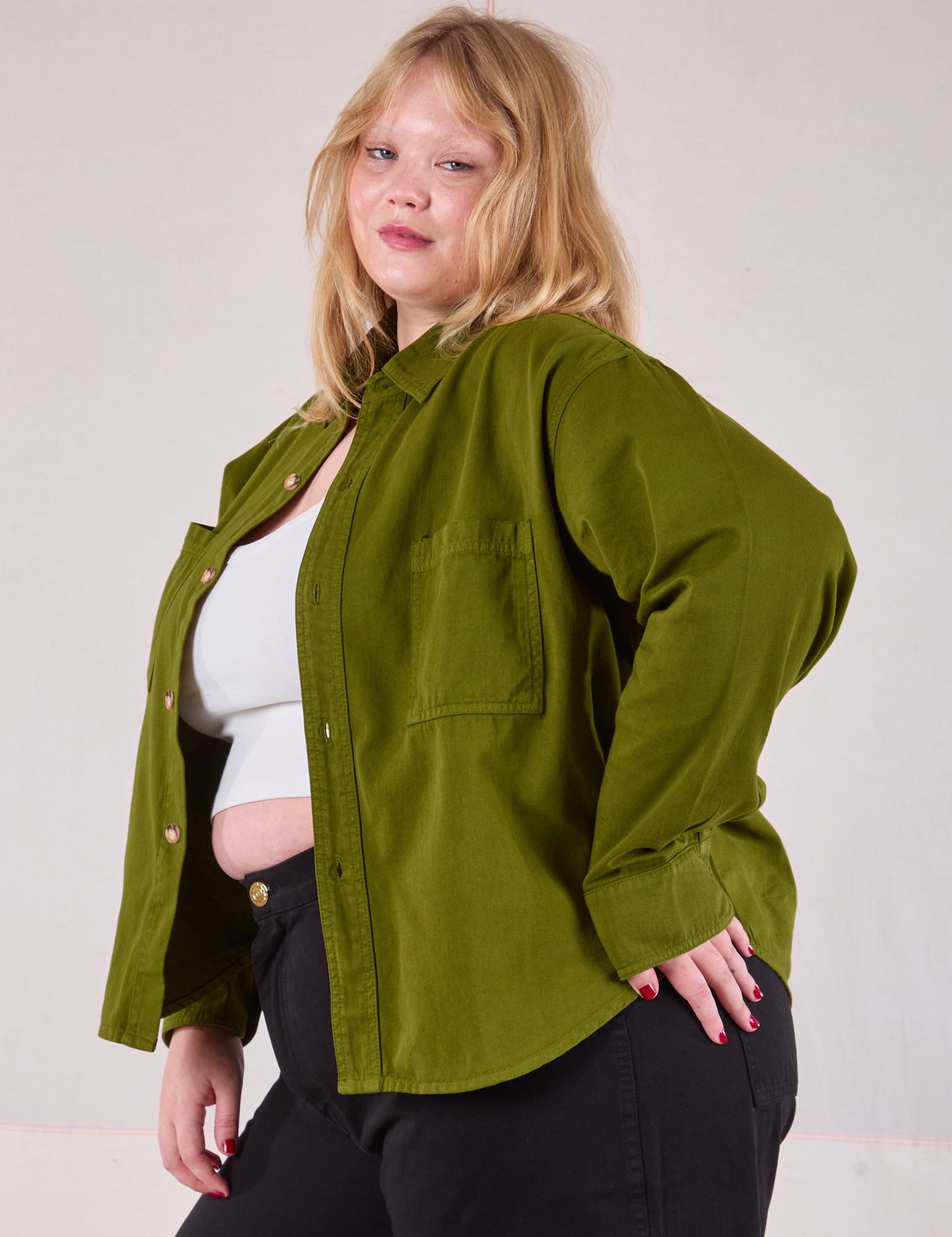 Cropped Overshirt in Summer Olive side view on Juliet