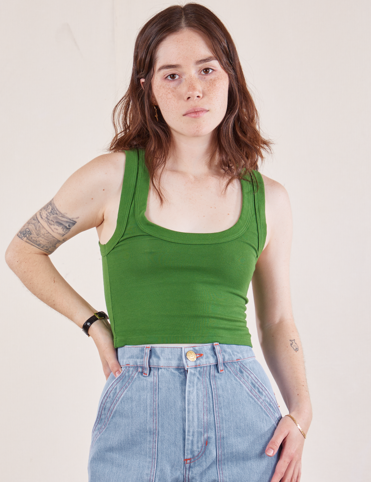 Hana is 5&#39;3&quot; and wearing P Cropped Tank Top in Lawn Green