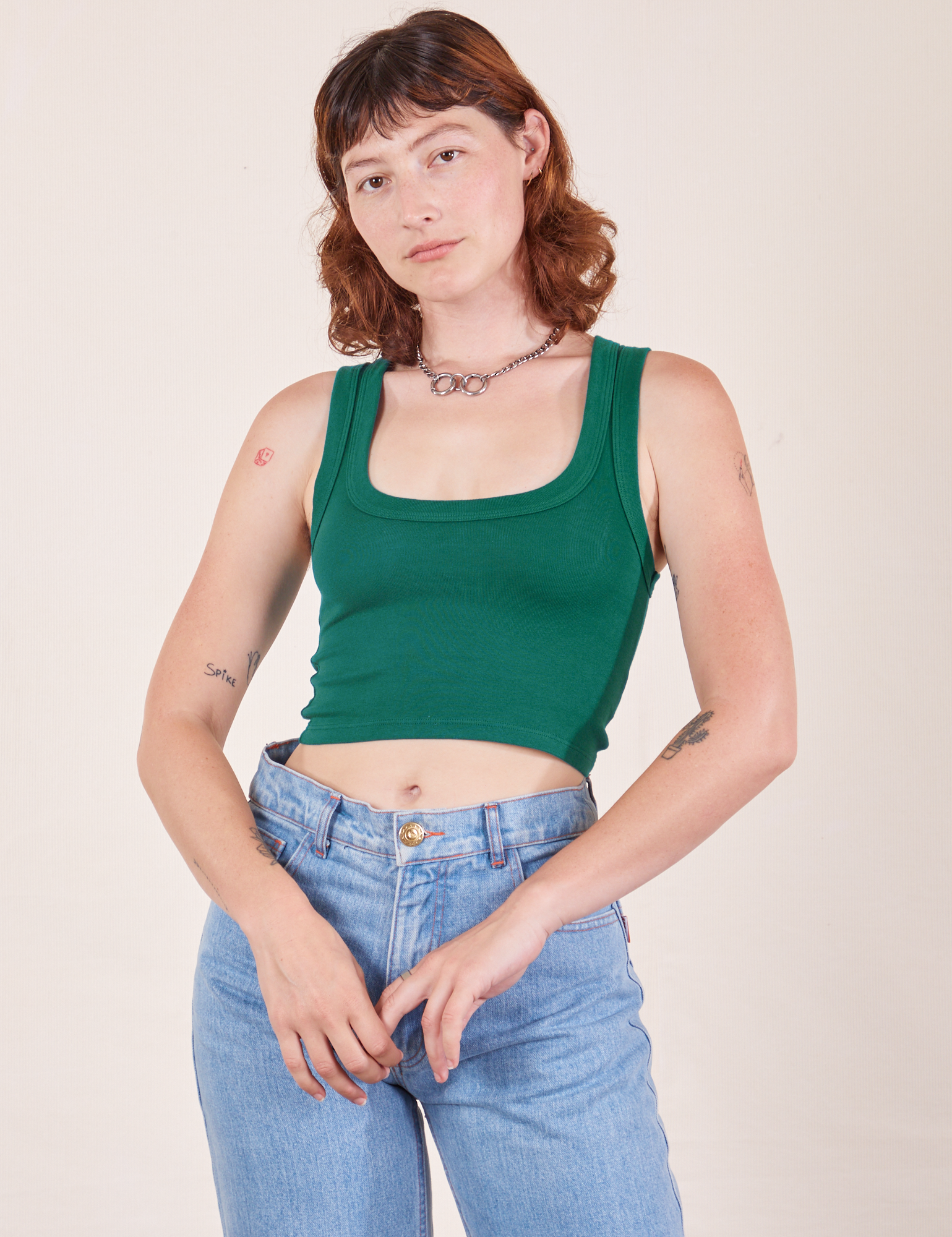 Alex is 5&#39;8&quot; and wearing P Cropped Tank Top in Hunter Green