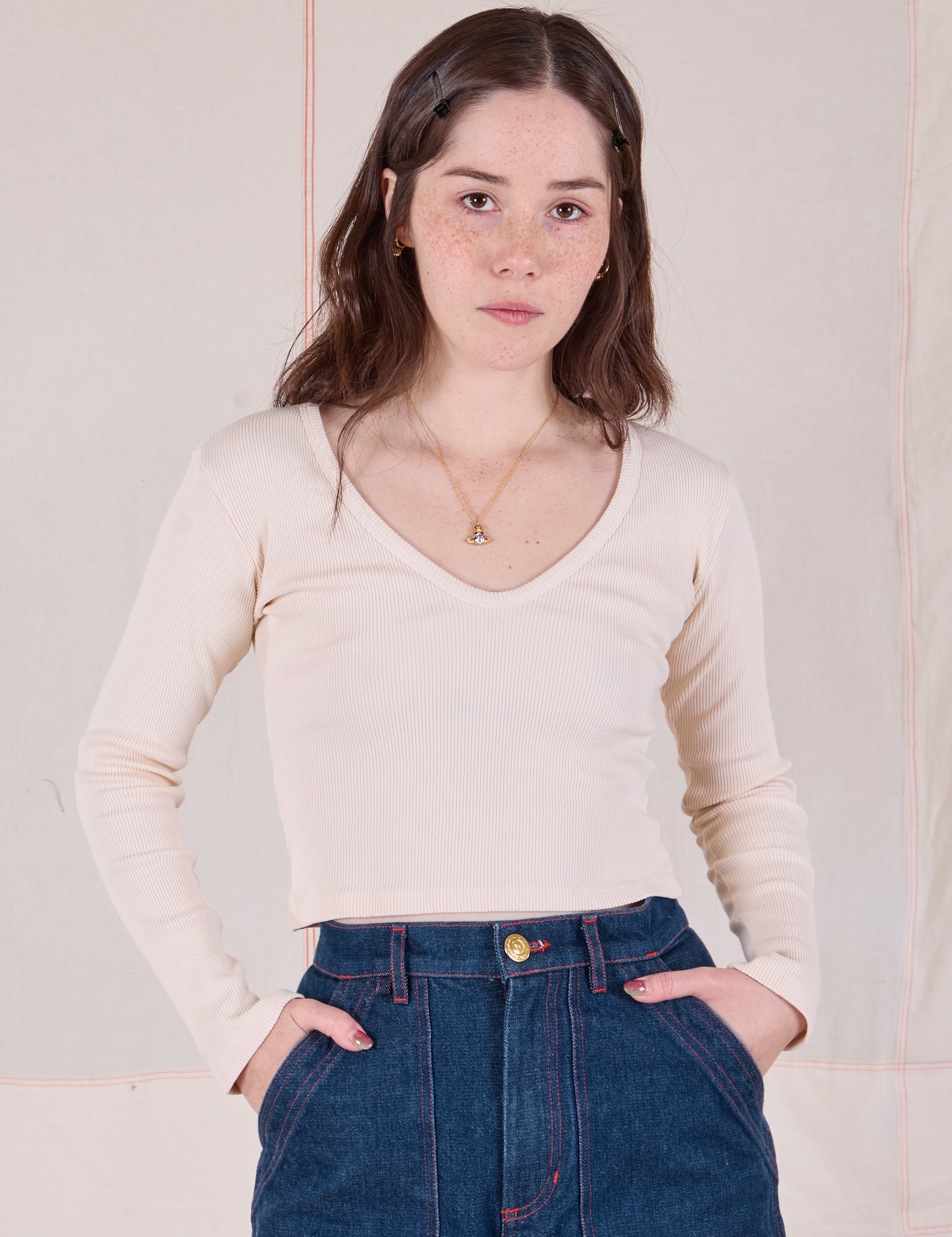 Hana is 5&#39;3&quot; and wearing P Long Sleeve V-Neck Tee in Vintage Tee Off-White