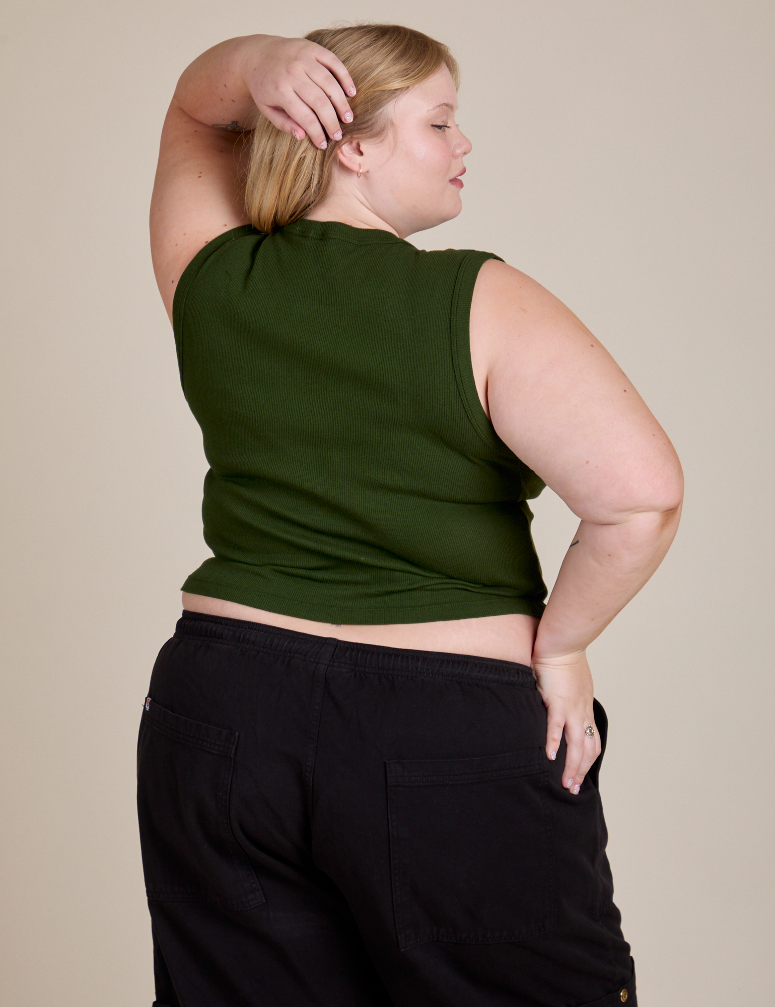 Muscle Tee in Evergreen back view on Juliet