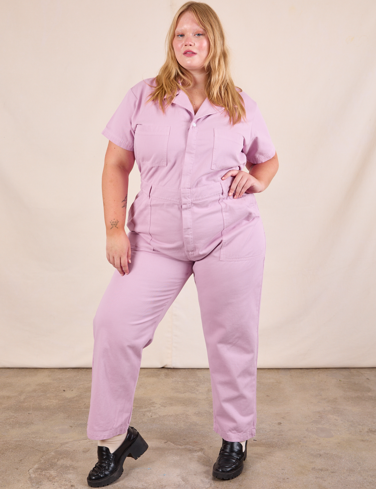 Juliet is 5&#39;7&quot; and wearing 1XL Short Sleeve Jumpsuit in Lilac