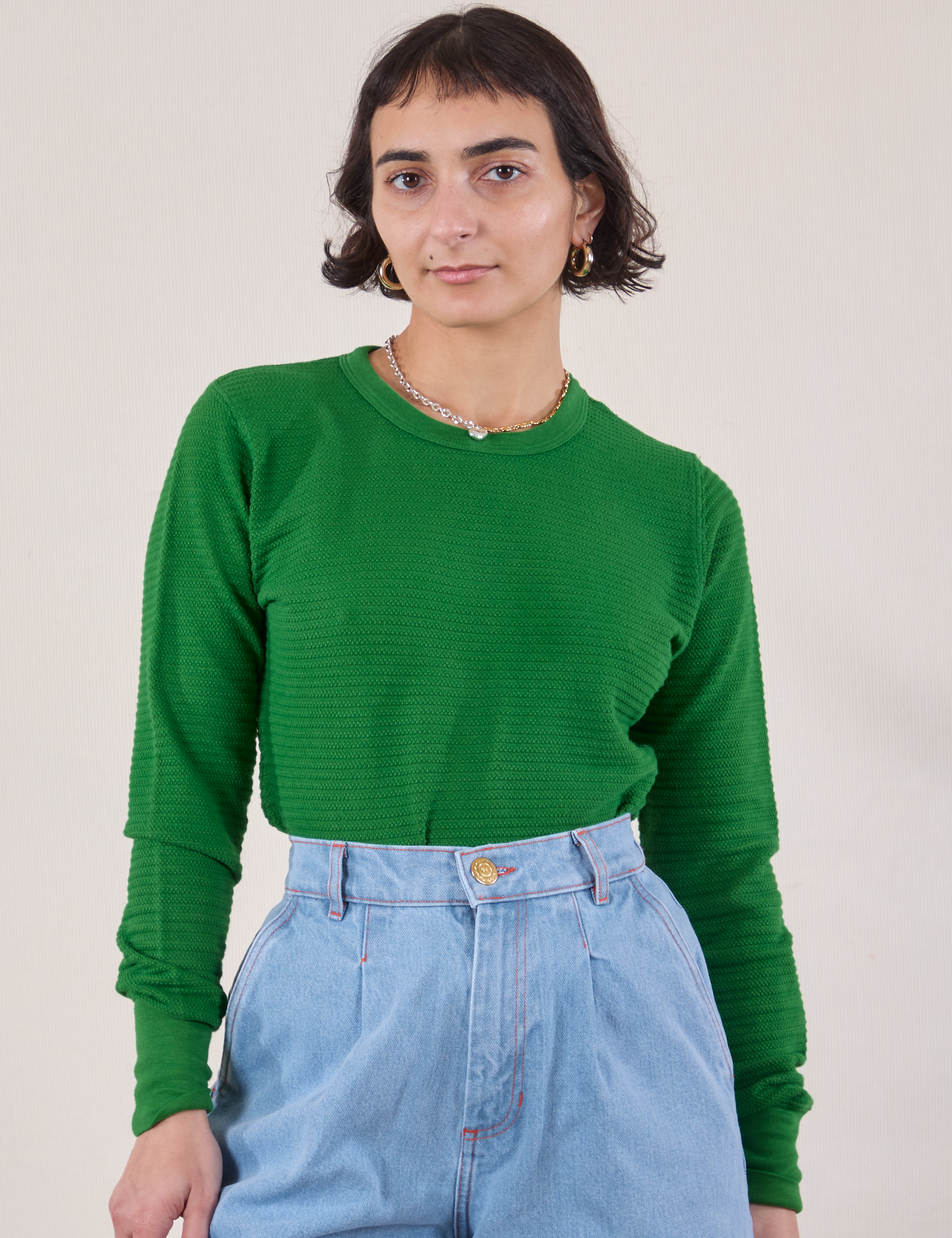 Soraya is 5&#39;3&quot; and wearing P Honeycomb Thermal in Forest Green