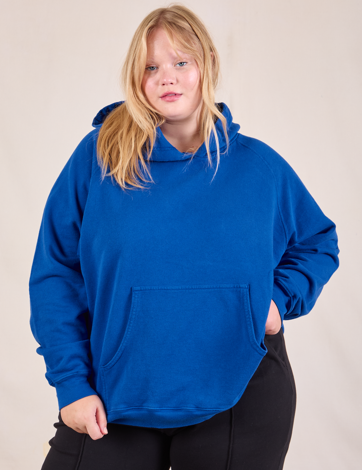 Juliet is 5&#39;7&quot; and wearing L Oversized Hoodie in Royal Blue