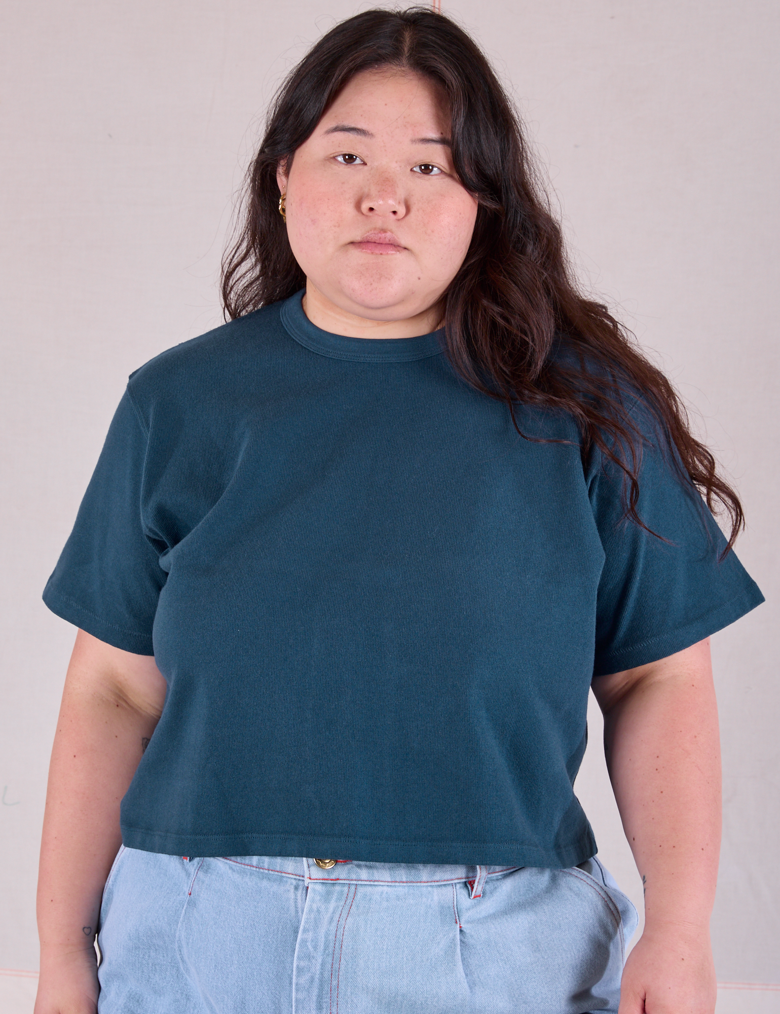 Ashley is 5&#39;7&quot; and wearing L Cropped Burly Tee in Lagoon