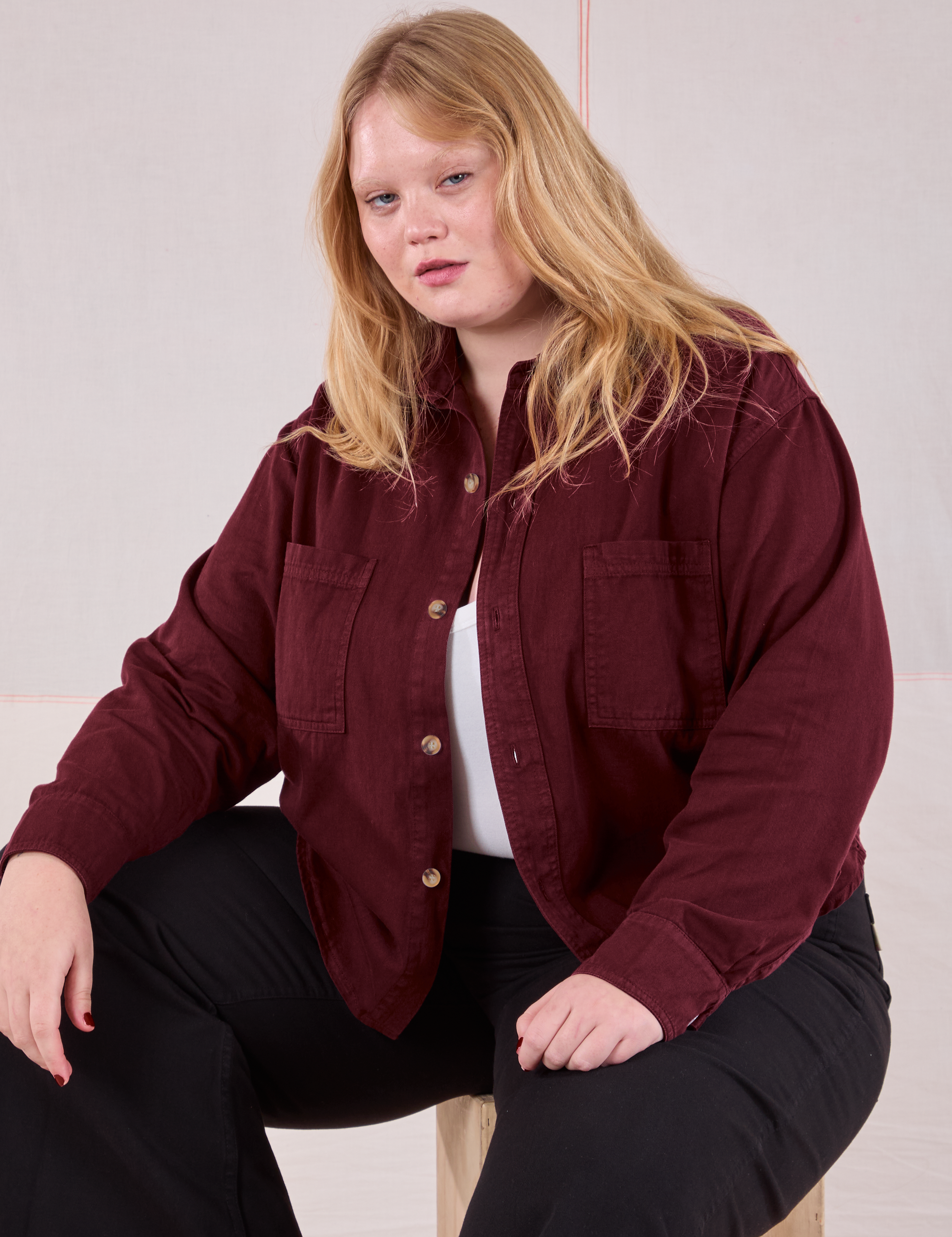 Juliet is wearing Cropped Overshirt in Red Wine