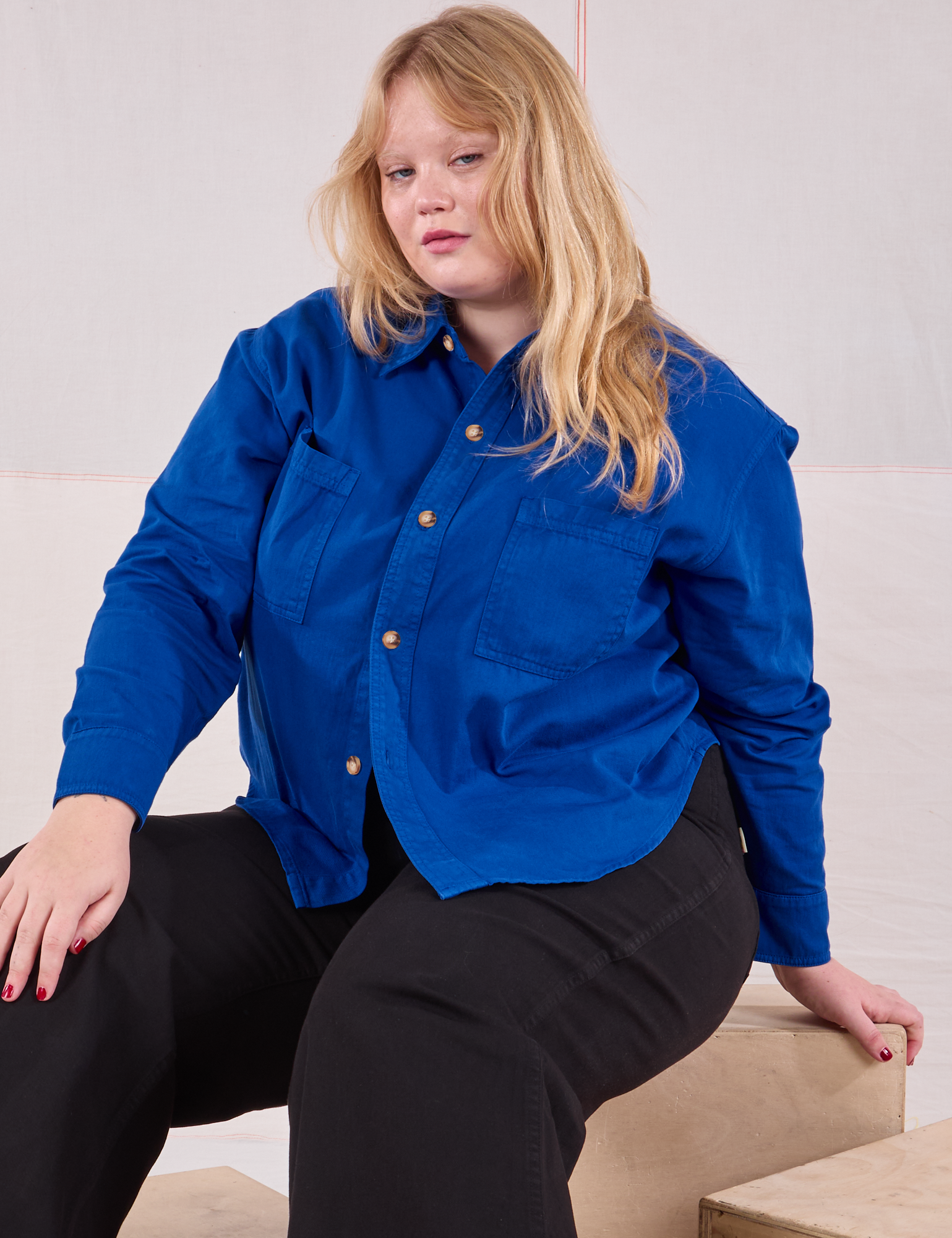 Juliet is wearing Cropped Overshirt in Royal Blue