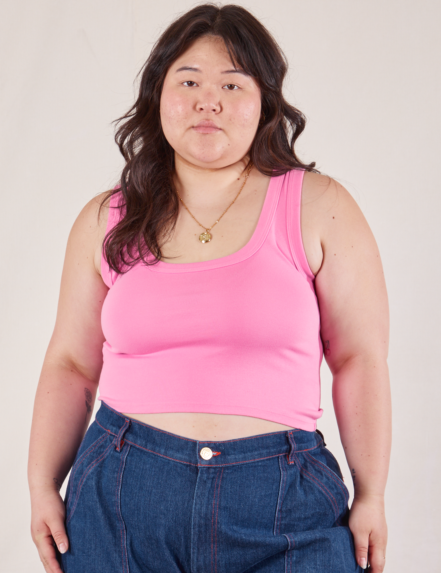 Ashley is 5&#39;7&quot; and wearing L Cropped Tank Top in Bubblegum Pink