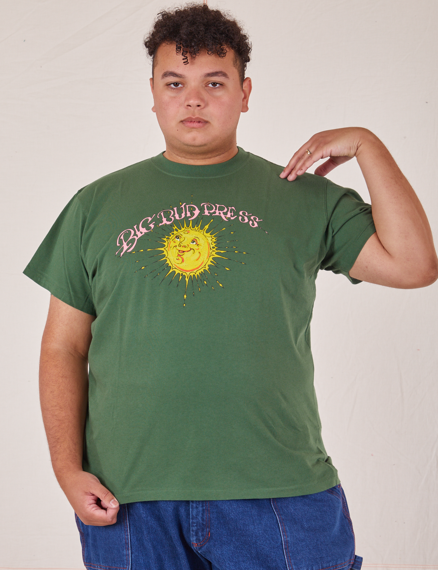 Miguel is 6&#39;0&quot; and wearing 2XL Sun Baby Organic Tee in Dark Emerald Green