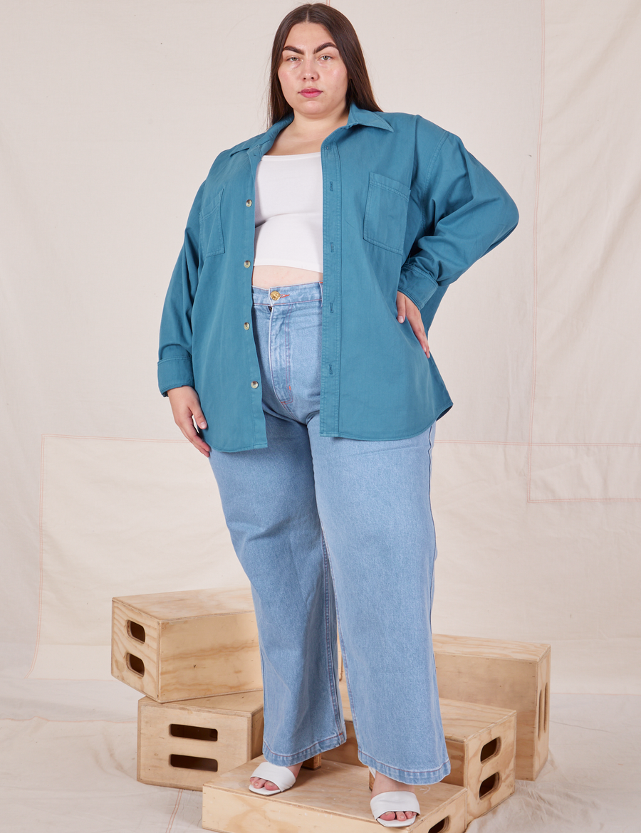 Marielena is wearing Oversize Overshirt in Marine Blue, vintage off-white Cropped Tank Top and light wash Sailor Jeans