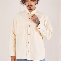 Jesse is wearing a buttoned up Oversize Overshirt in Vintage Off-White