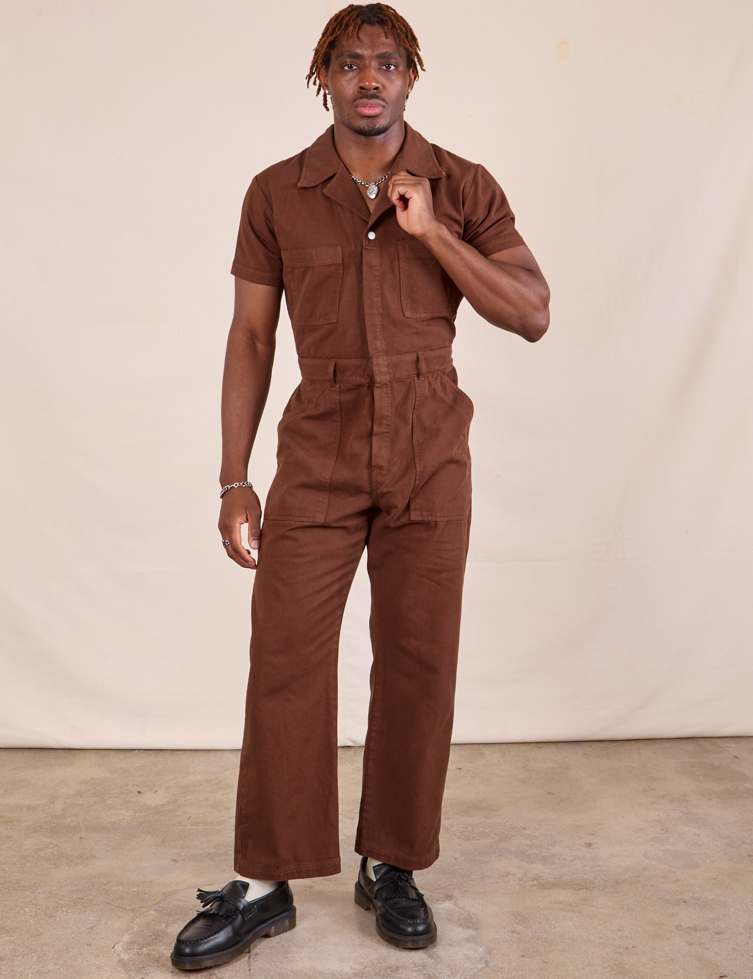 Issac is 5&#39;10&quot; and wearing M Short Sleeve Jumpsuit in Fudgesicle Brown