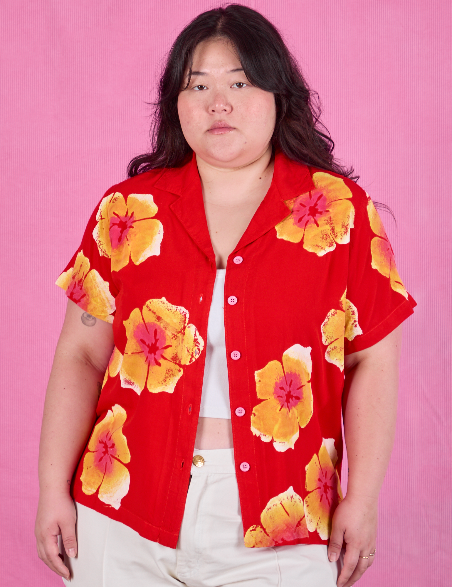 Ashley is 5&#39;7&quot; and wearing L Paintstamped Pantry Button-Up in Mustang Red