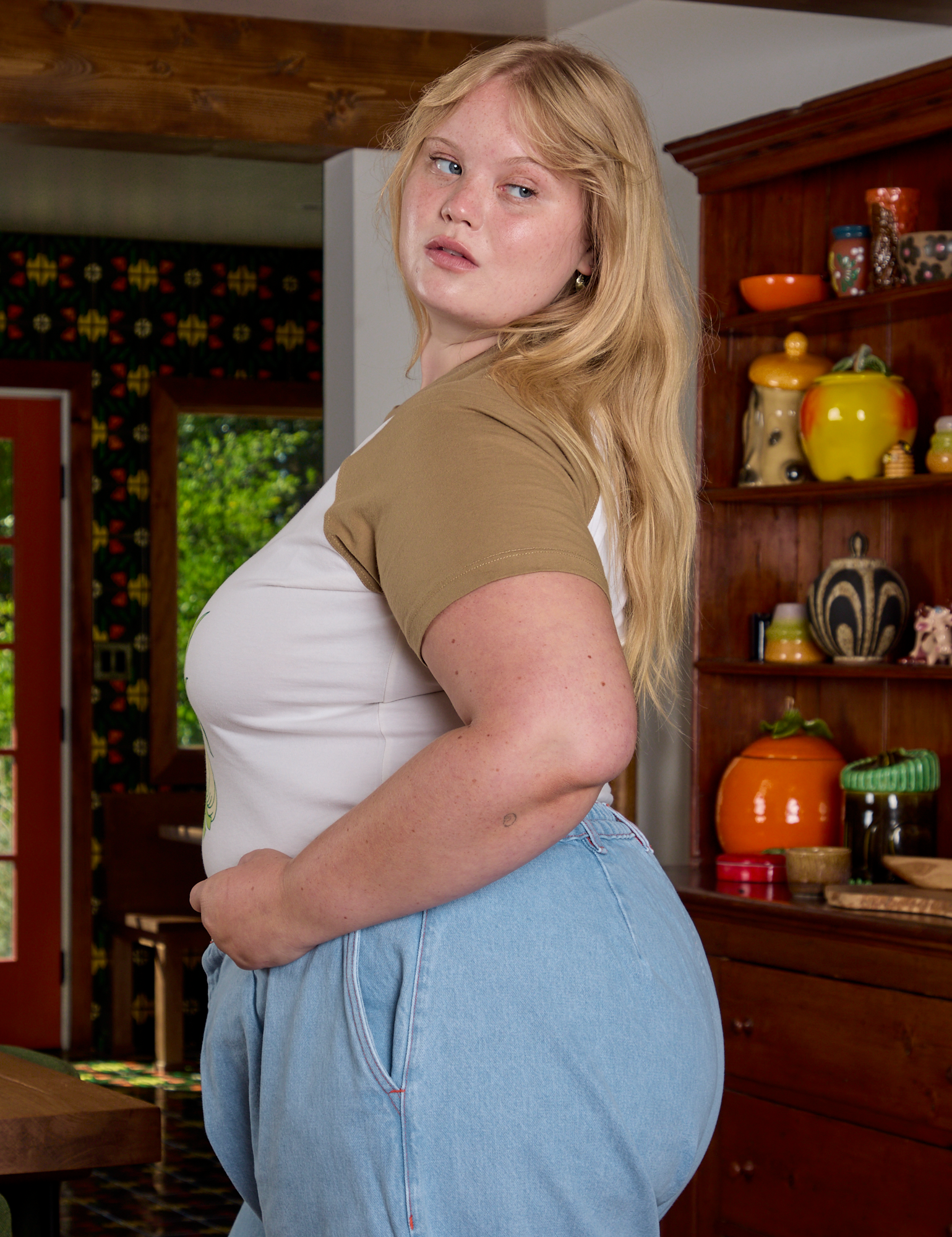 Short Sleeve Raglan Tee in Garlic side view on Juliet
