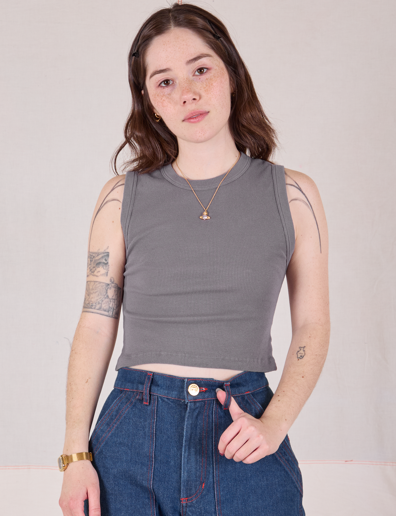 Hana is 5&#39;3&quot; and wearing XP Muscle Tee in Washed Grey