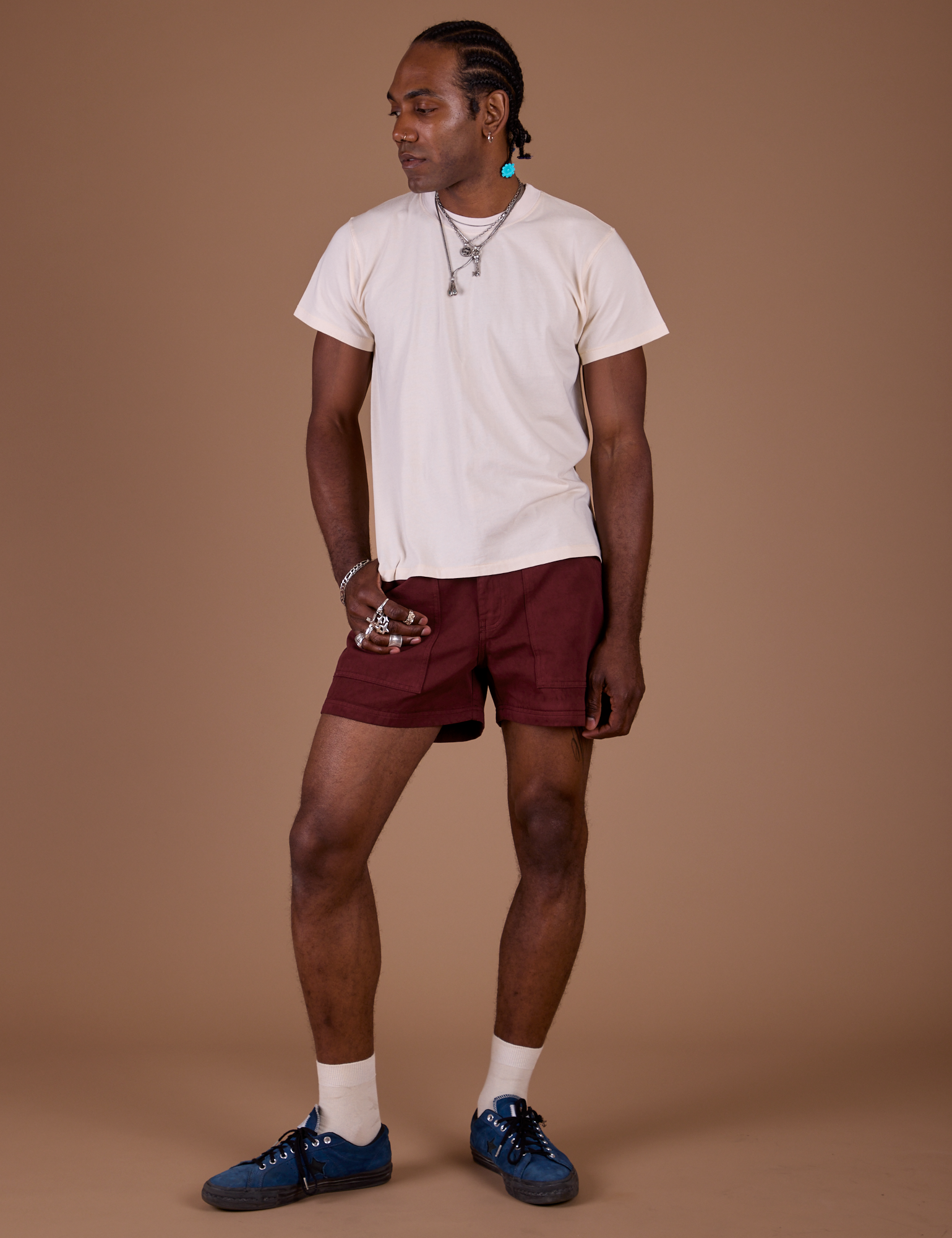 Jerrod is 6'3" and wearing M Classic Work Shorts in Red Wine paired with Organic Vintage Tee in Vintage Off White