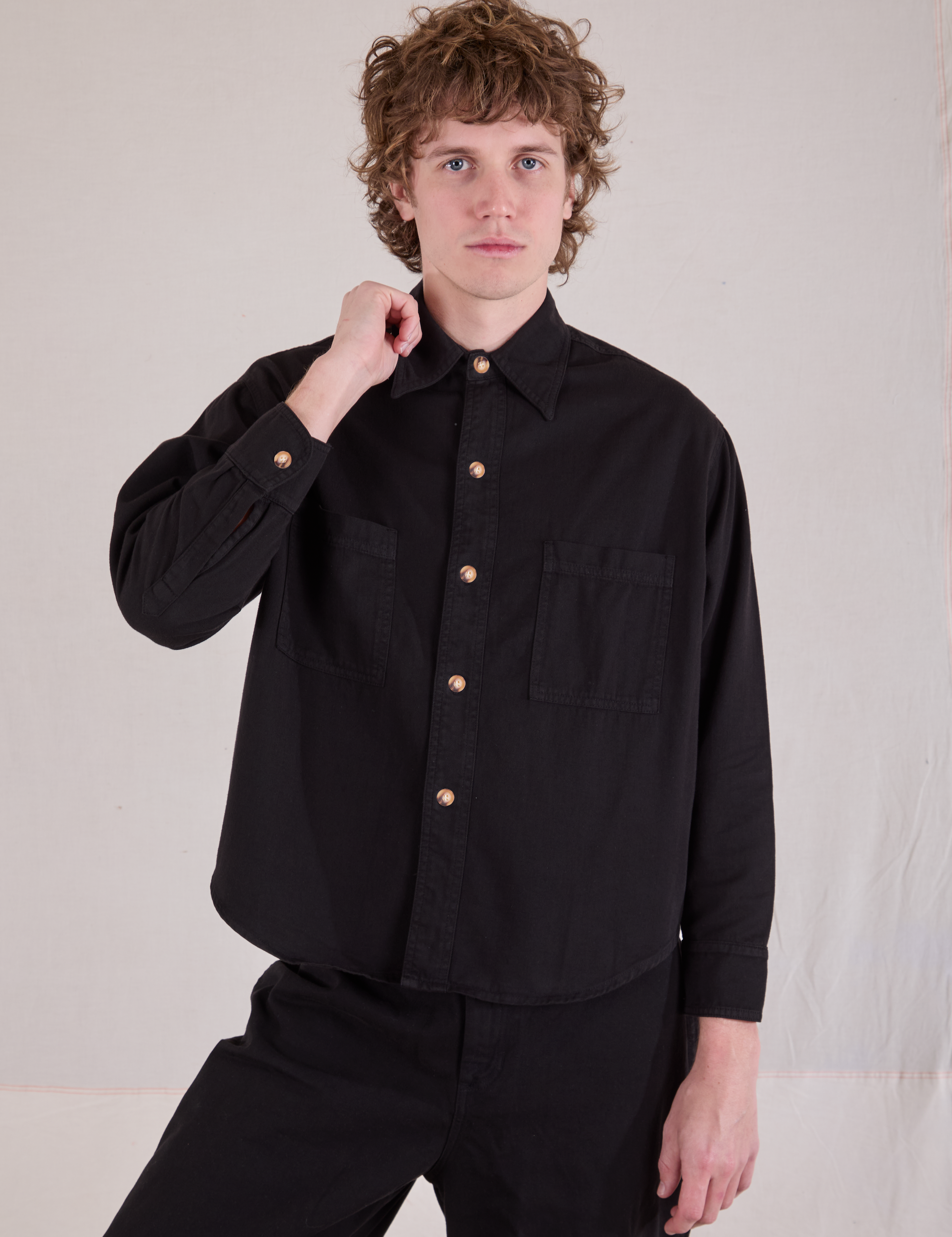 Quinn is 6&#39;3&quot; and wearing S Cropped Overshirt in Basic Black